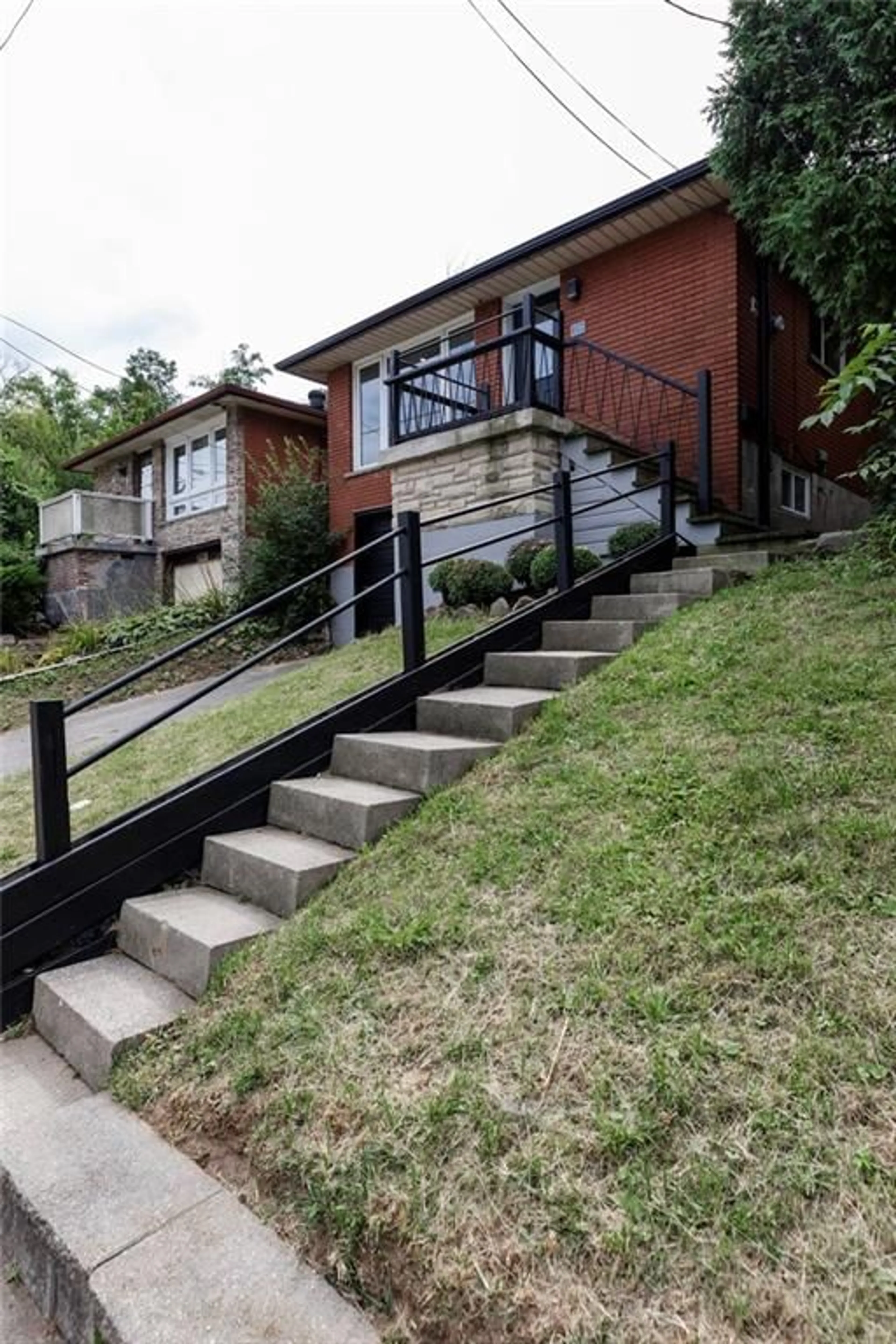 Frontside or backside of a home for 256 CHARLTON Ave, Hamilton Ontario L8N 1Z1