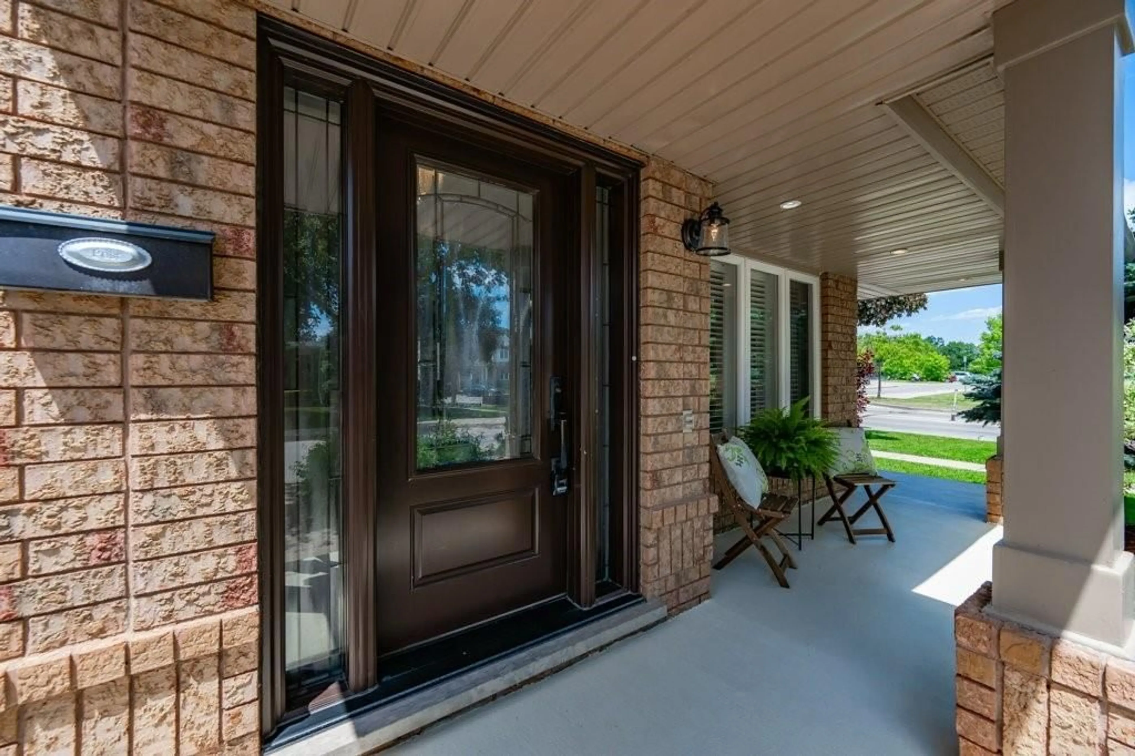 Indoor entryway, wood floors for 2206 BIRCHLEAF Lane, Burlington Ontario L7L 6G8