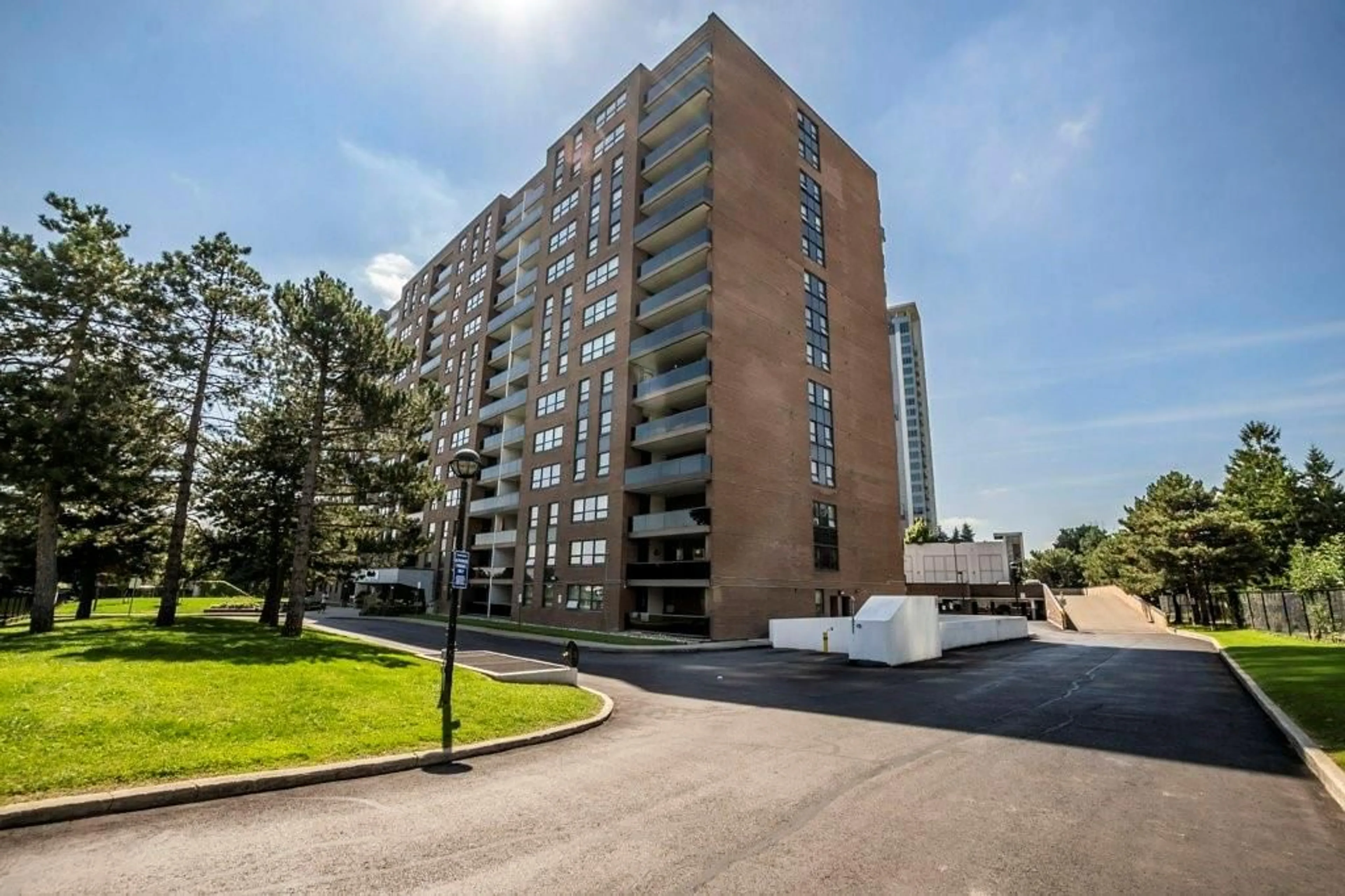 A pic from exterior of the house or condo for 4 LISA St #712, Brampton Ontario L6T 4B6