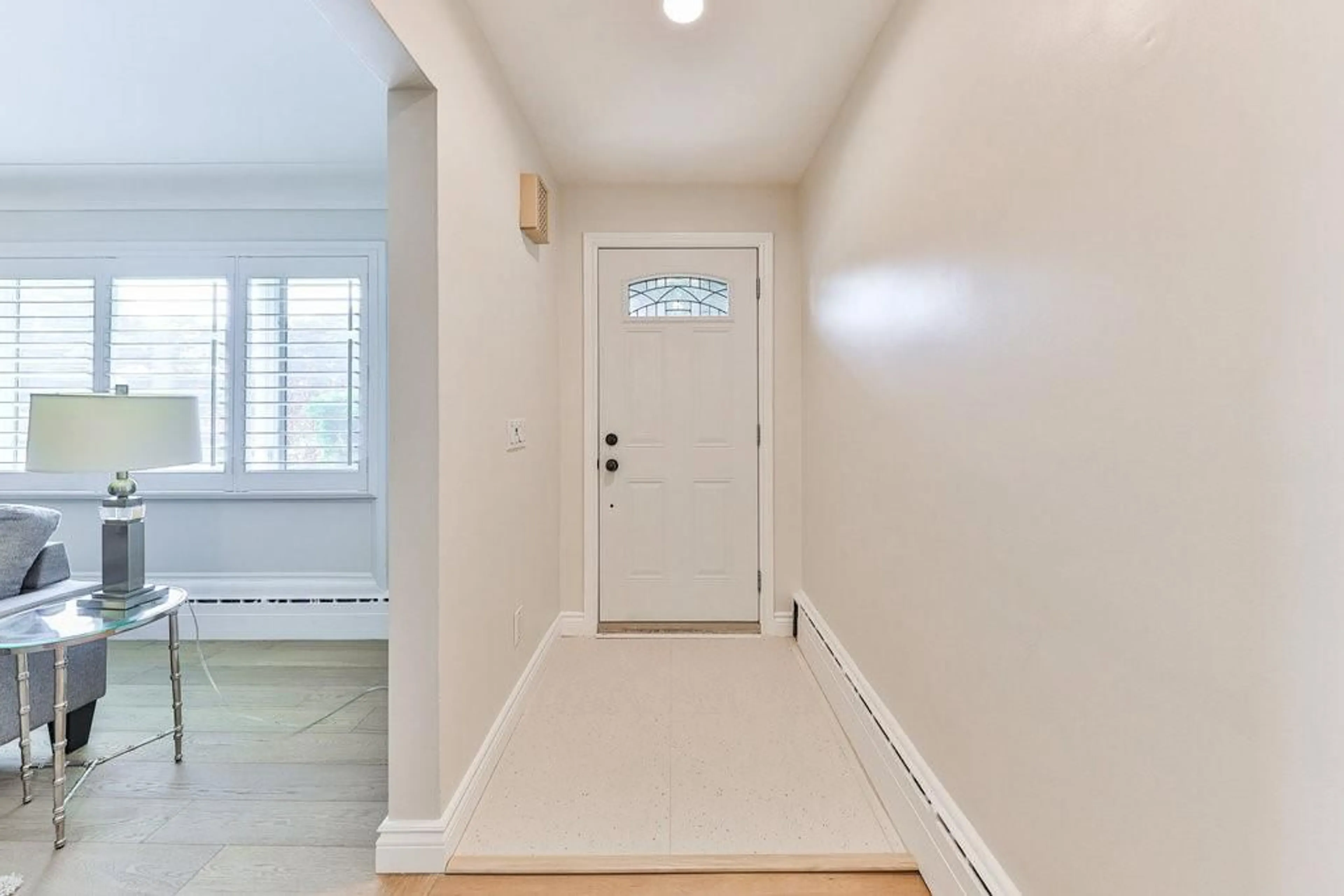 Indoor entryway for 4094 NEW St, Burlington Ontario L7L 1S9