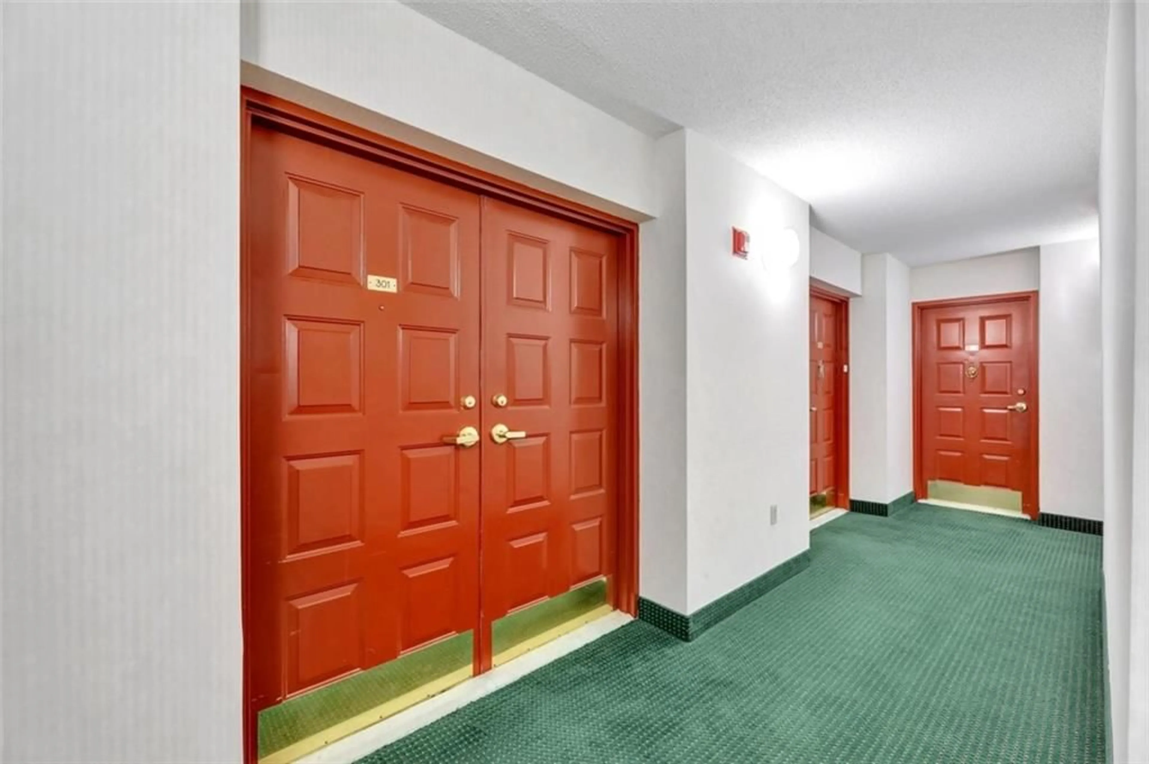 Indoor foyer for 1225 NORTH SHORE Blvd #301, Burlington Ontario L7S 1Z6