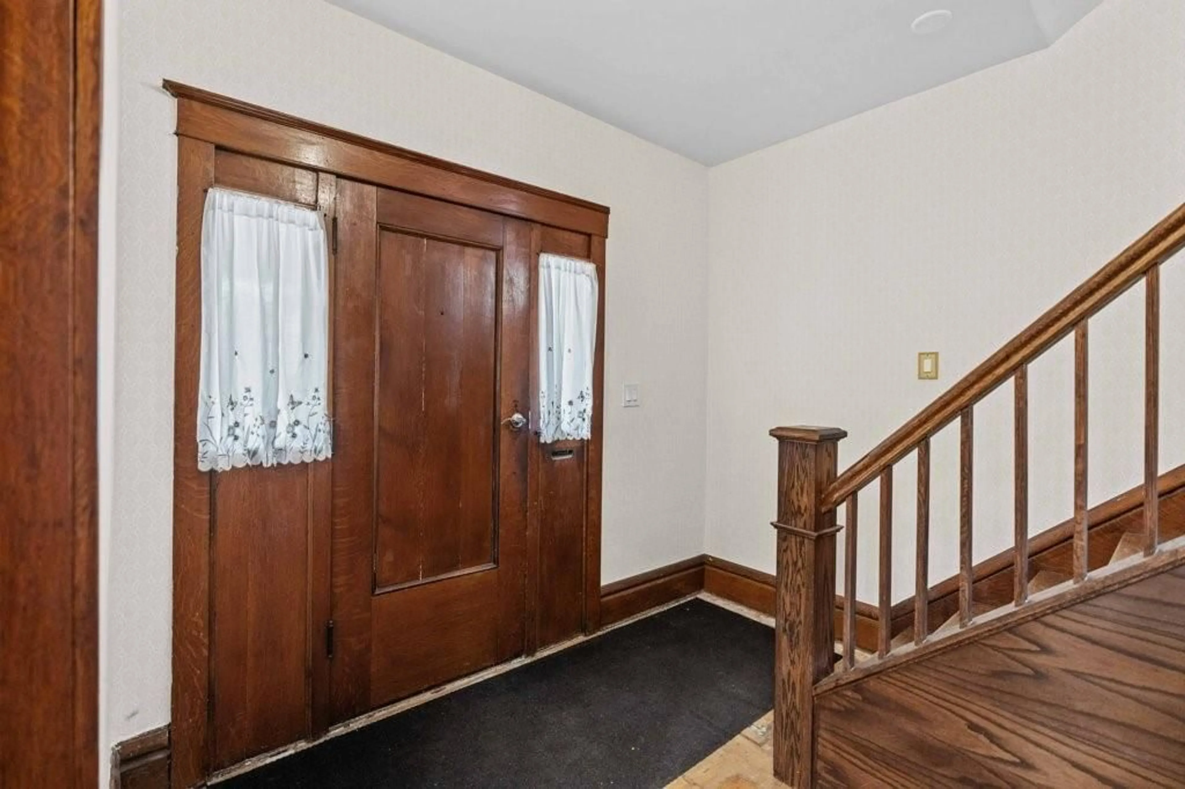 Indoor foyer, wood floors for 99 BALSAM Ave, Hamilton Ontario L8M 3B2