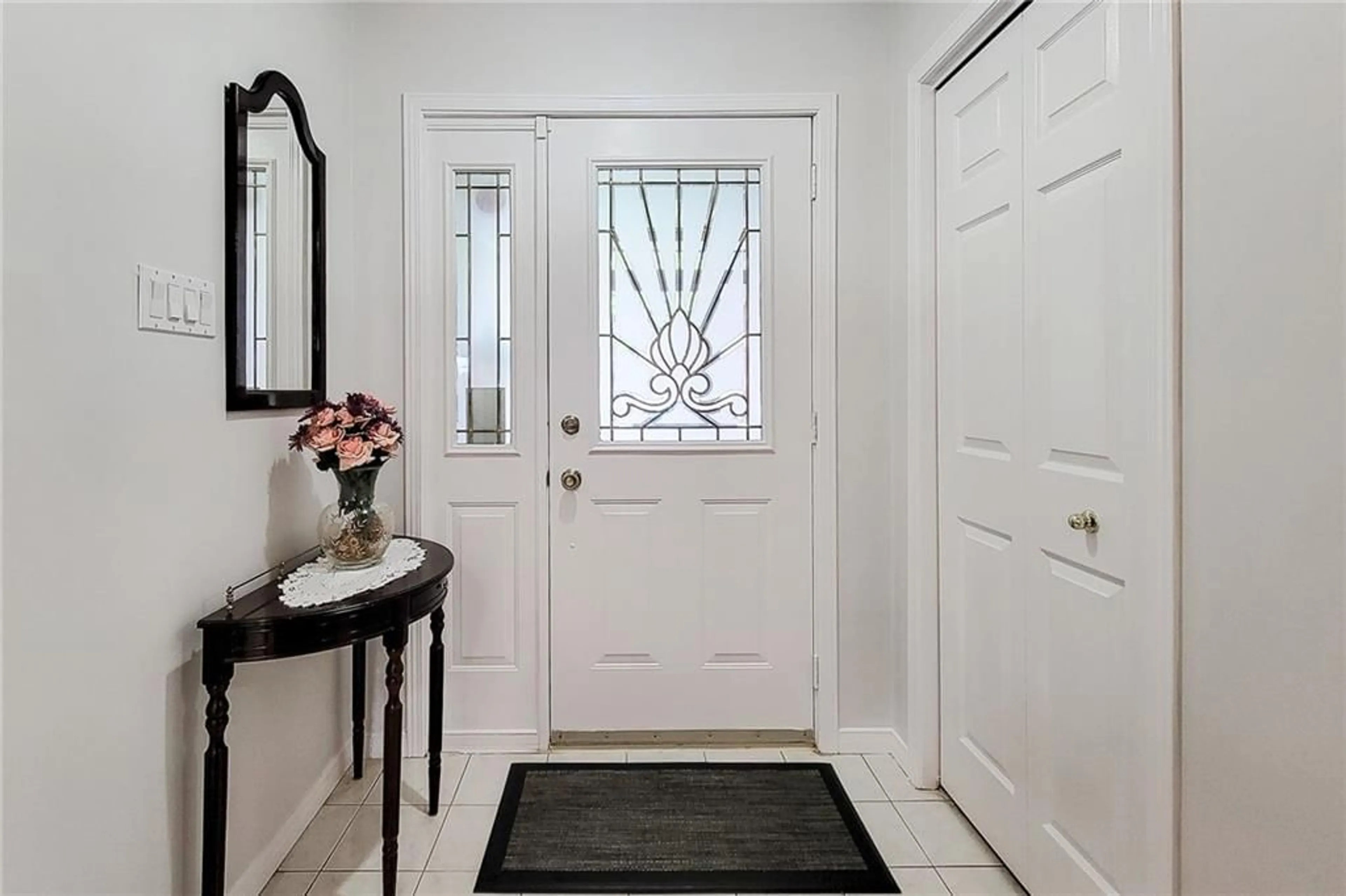 Indoor entryway, wood floors for 251 ALDERLEA Ave, Hamilton Ontario L0R 1W0