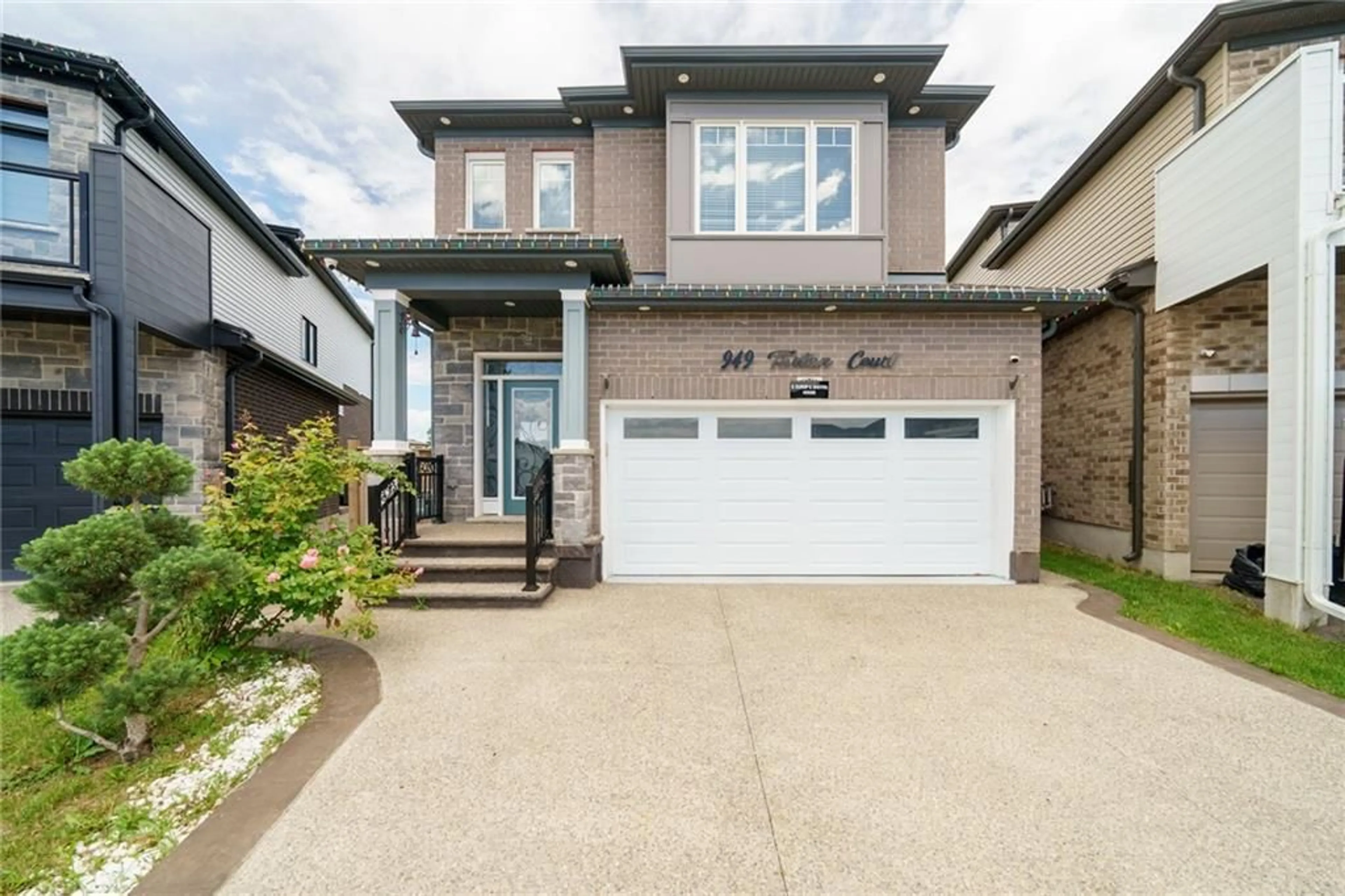 Frontside or backside of a home, the street view for 949 TARTAN Crt, Kitchener Ontario N2R 0N2