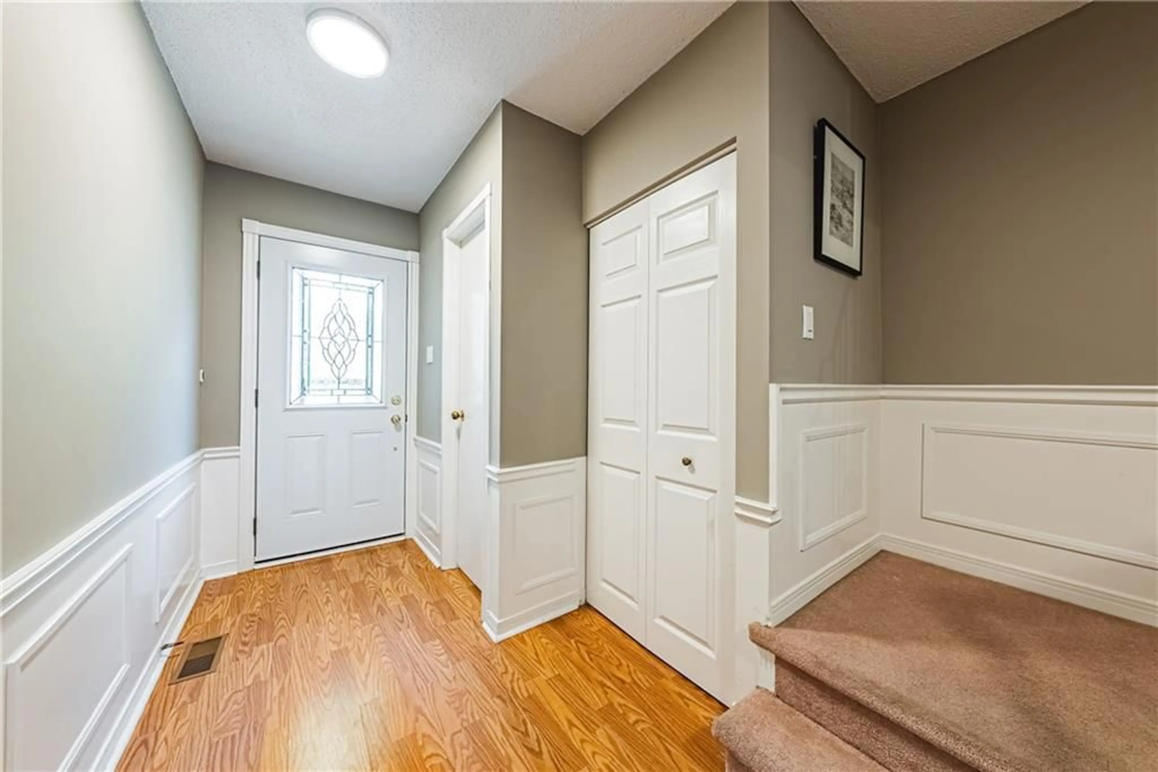 Indoor entryway, wood floors for 4194 LONGMOOR Dr #8, Burlington Ontario L7L 5E3