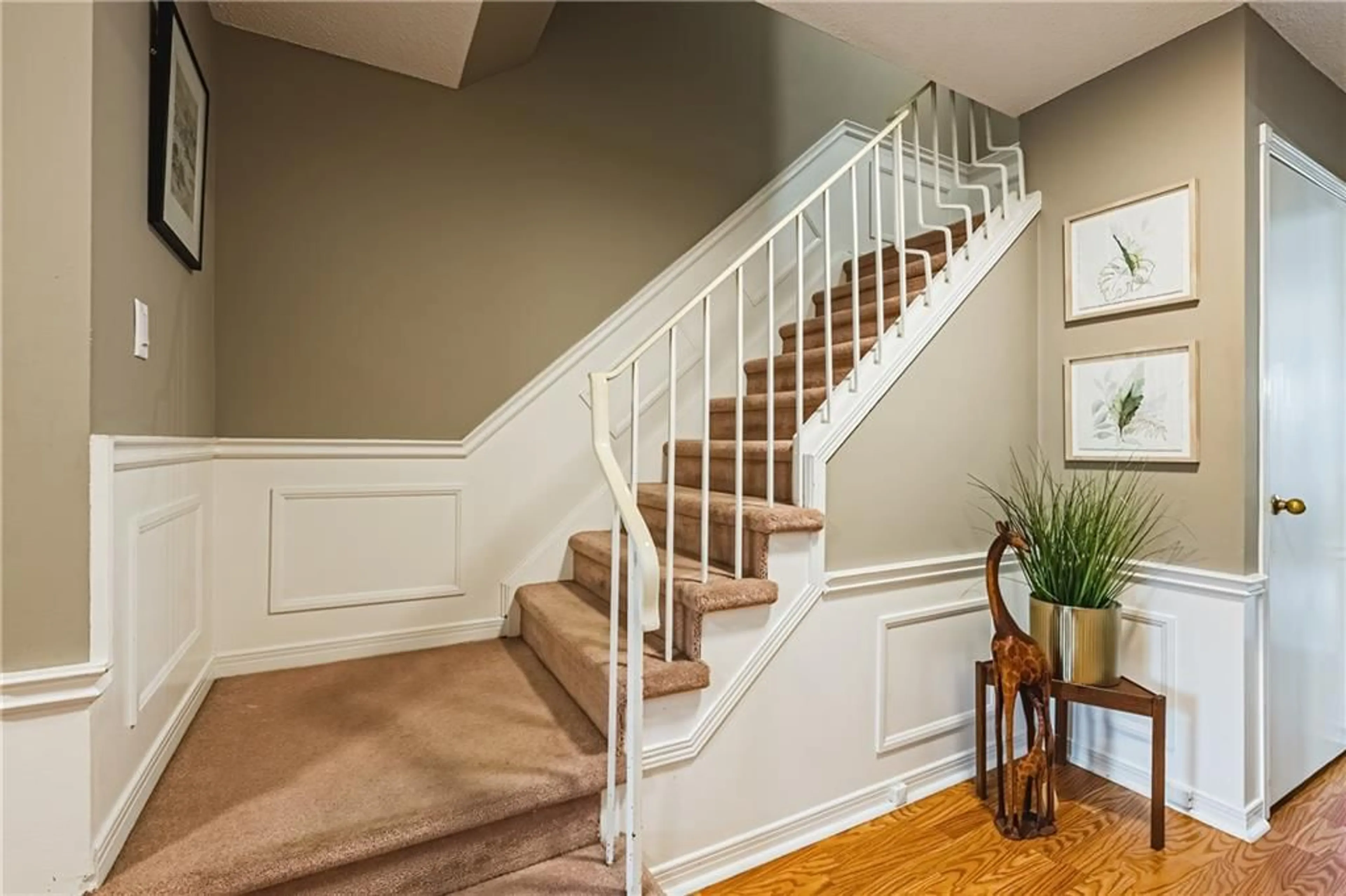 Stairs for 4194 LONGMOOR Dr #8, Burlington Ontario L7L 5E3