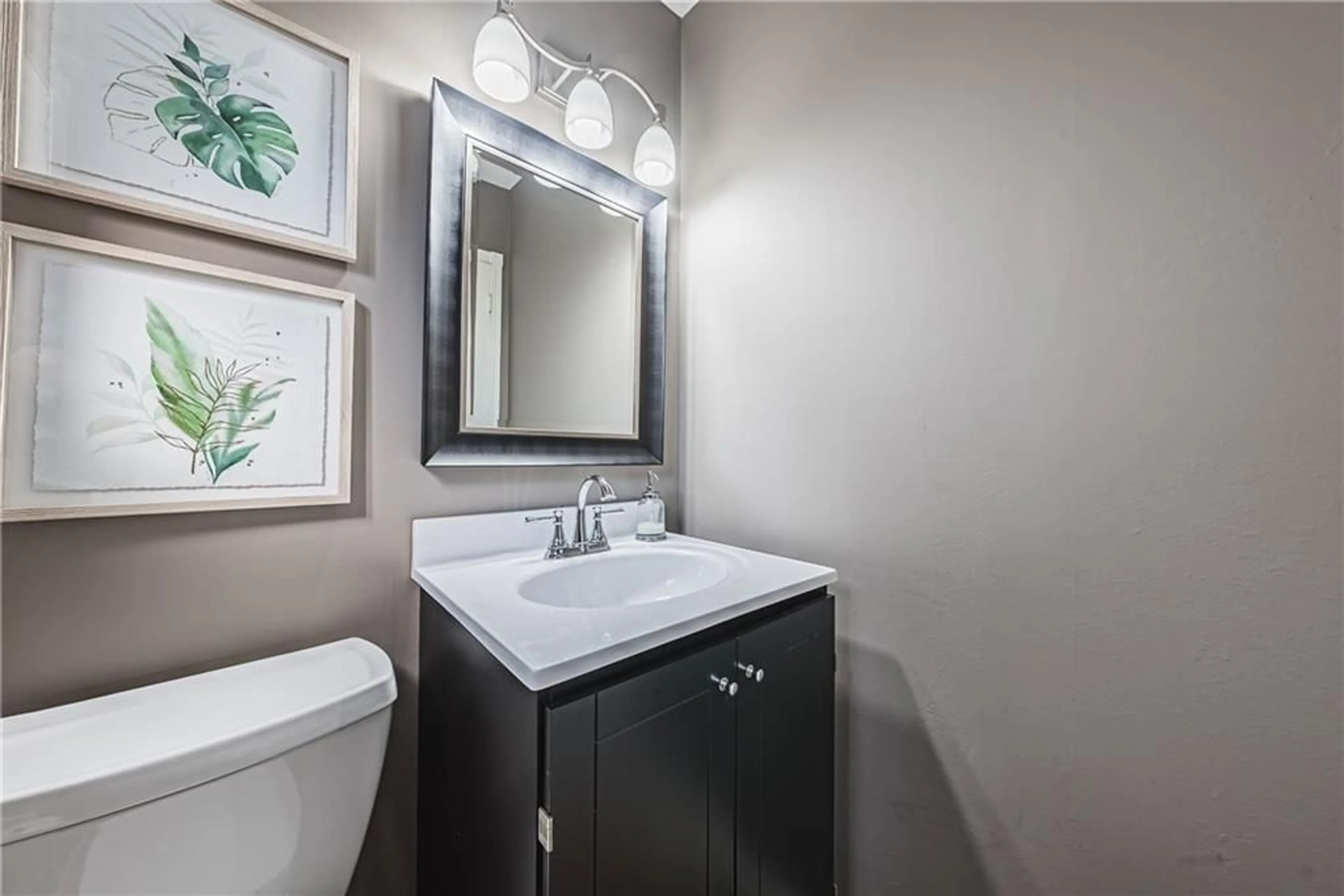 Bathroom, wood floors for 4194 LONGMOOR Dr #8, Burlington Ontario L7L 5E3