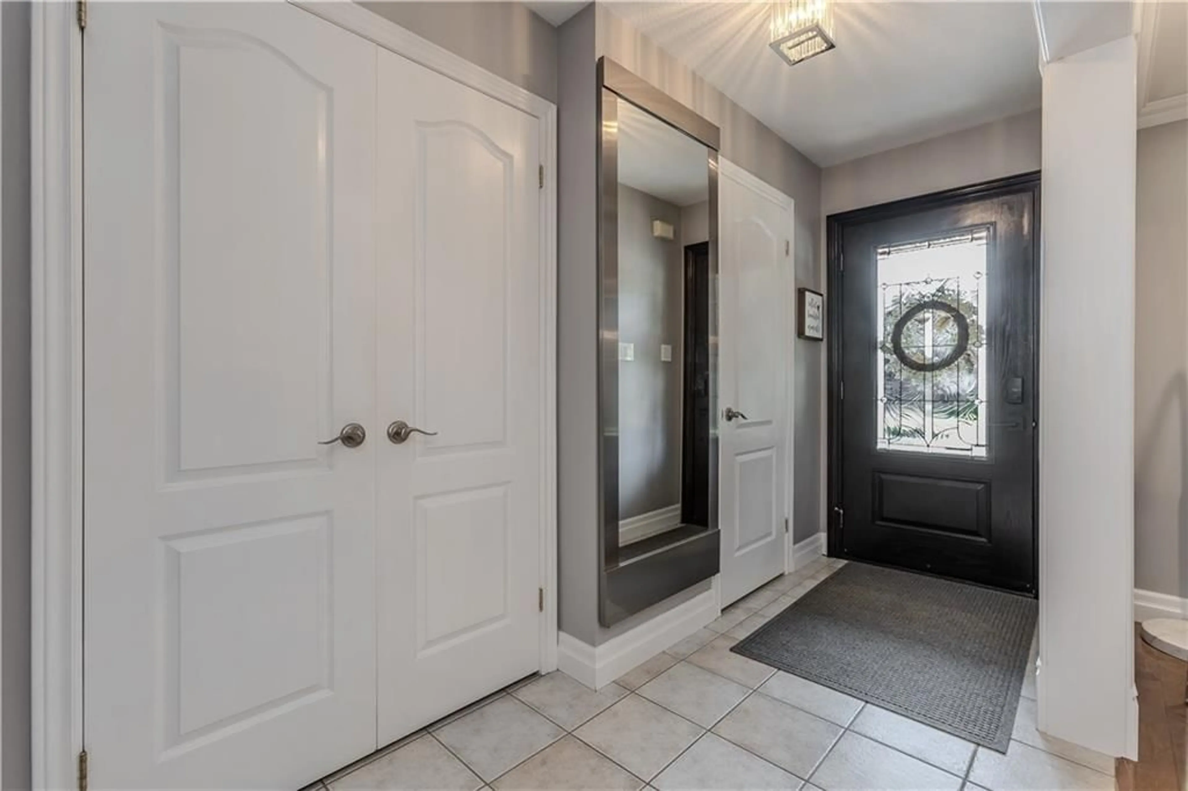 Indoor entryway, wood floors for 2440 AUCKLAND Dr, Burlington Ontario L7L 6X9