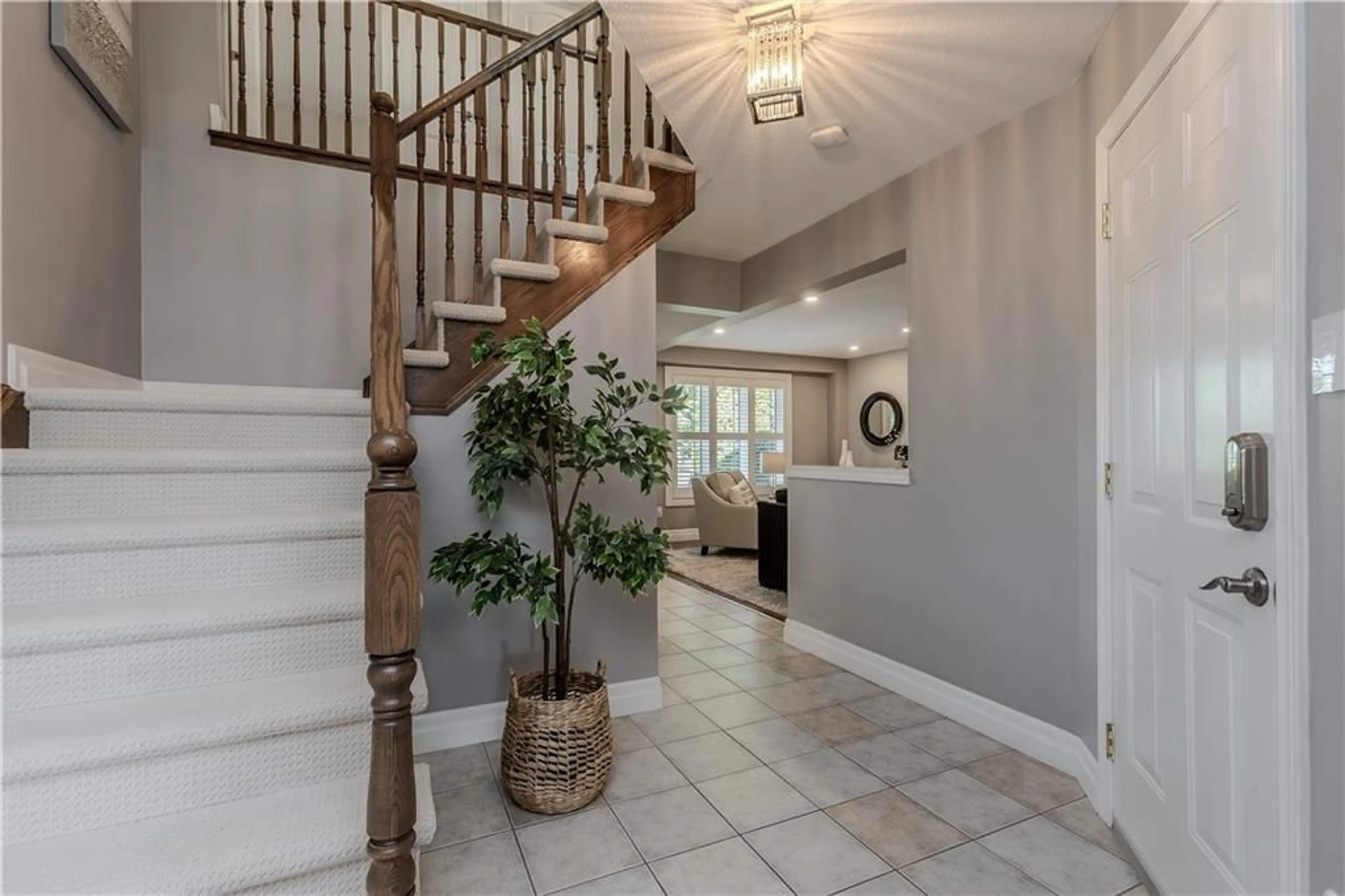 Indoor entryway, wood floors for 2440 AUCKLAND Dr, Burlington Ontario L7L 6X9