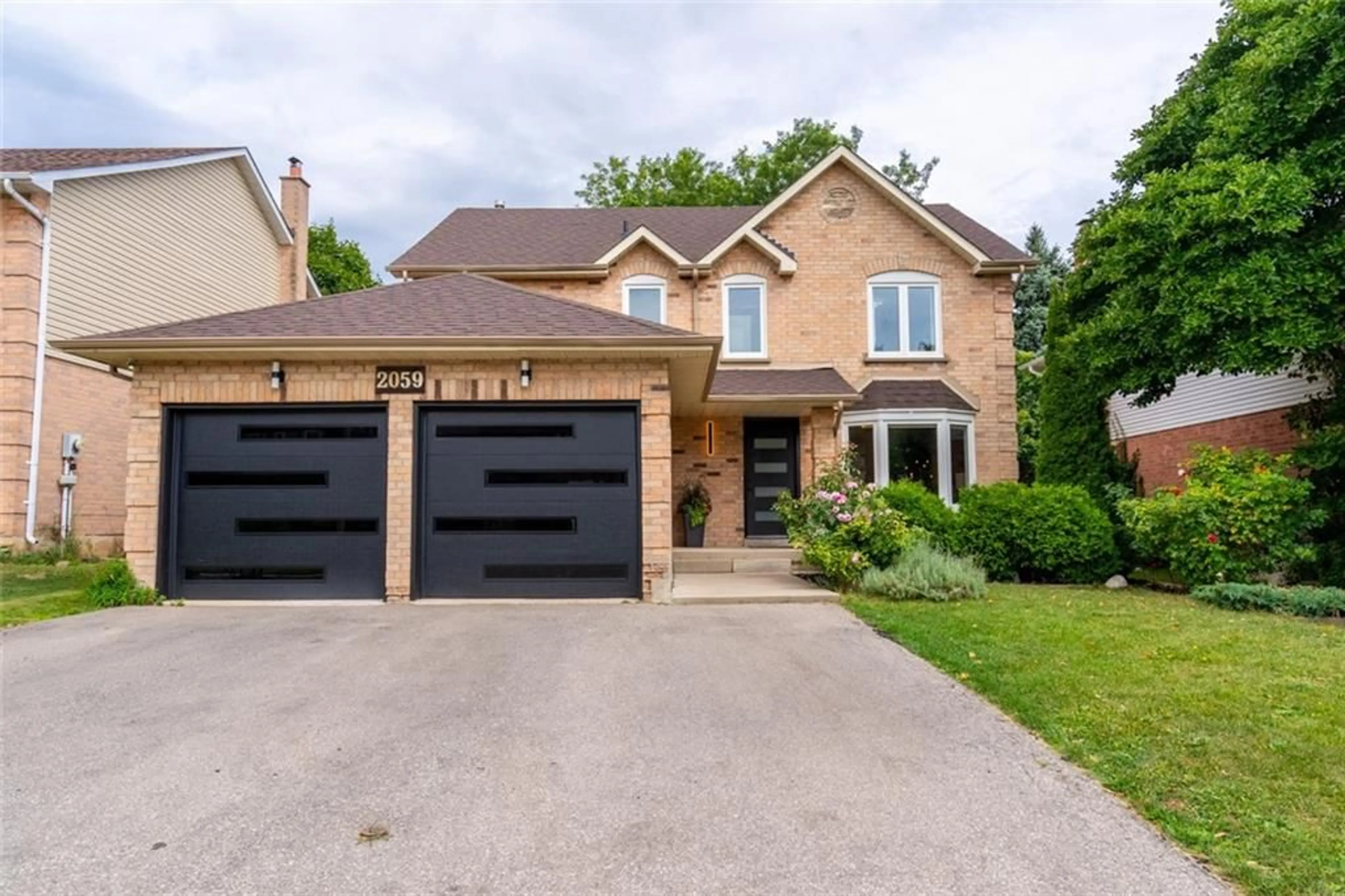 Home with brick exterior material for 2059 Deer Run Ave, Burlington Ontario L7M 2S1