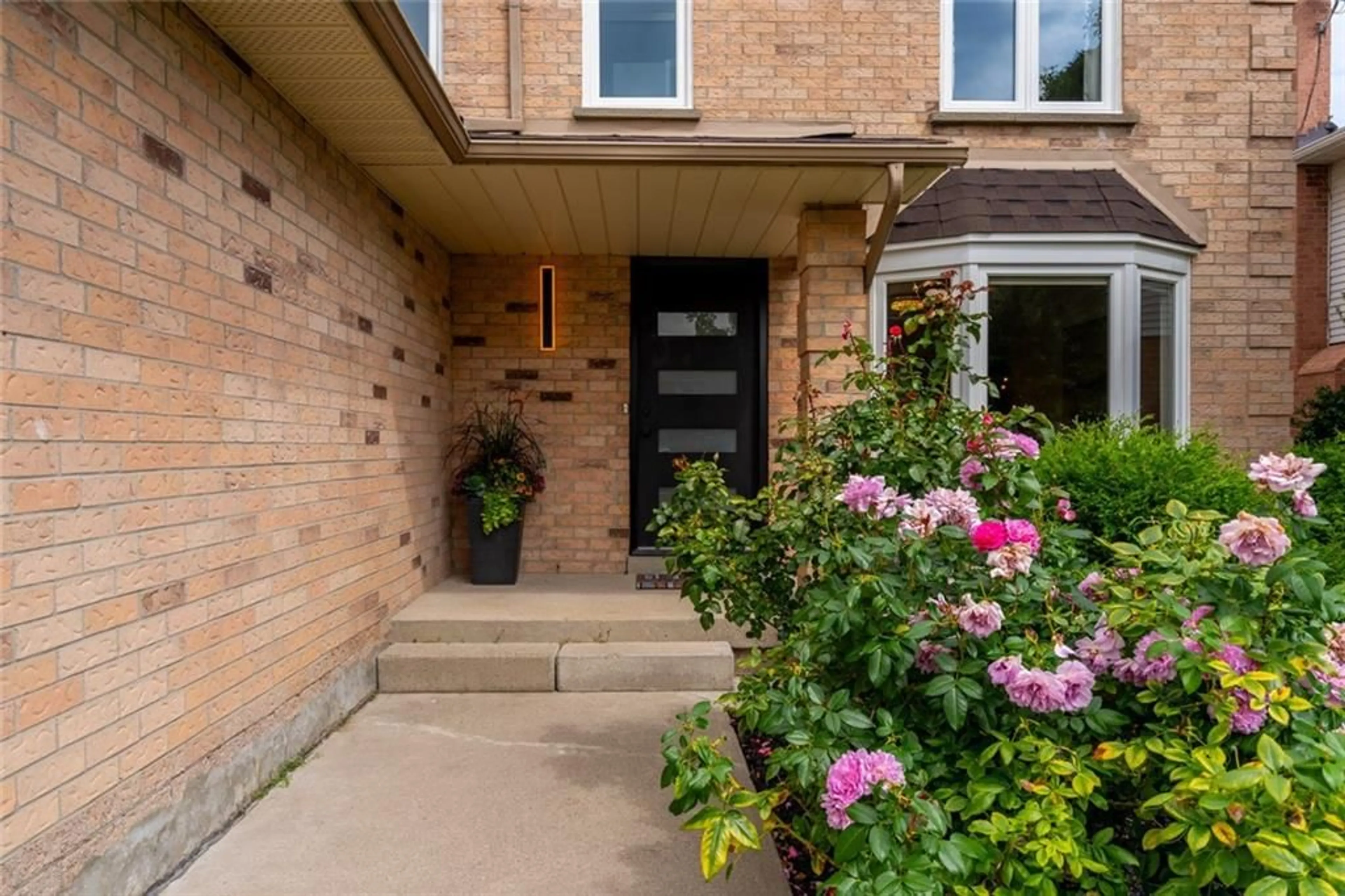 Home with brick exterior material for 2059 Deer Run Ave, Burlington Ontario L7M 2S1