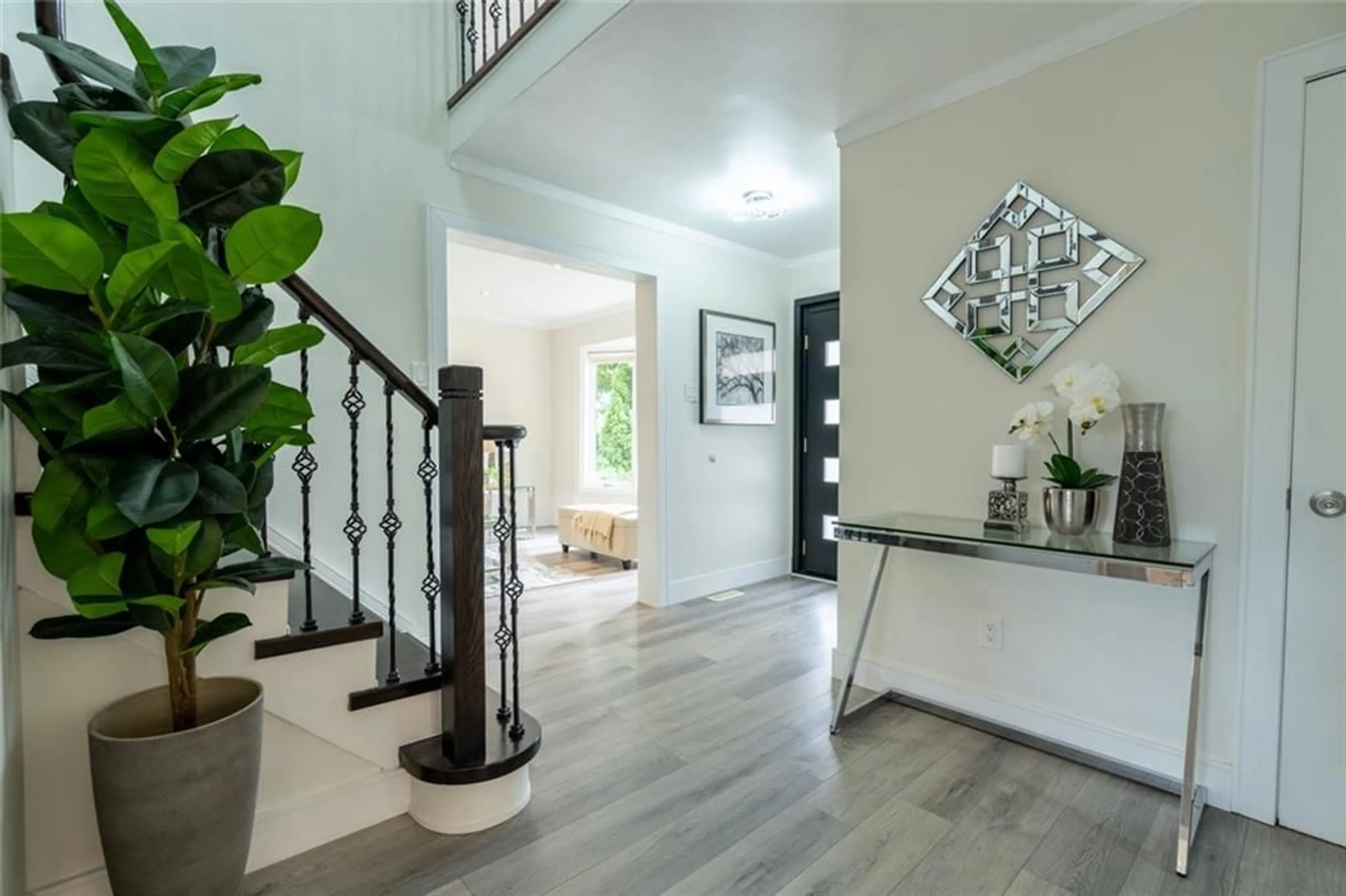 Indoor entryway, wood floors for 2059 Deer Run Ave, Burlington Ontario L7M 2S1