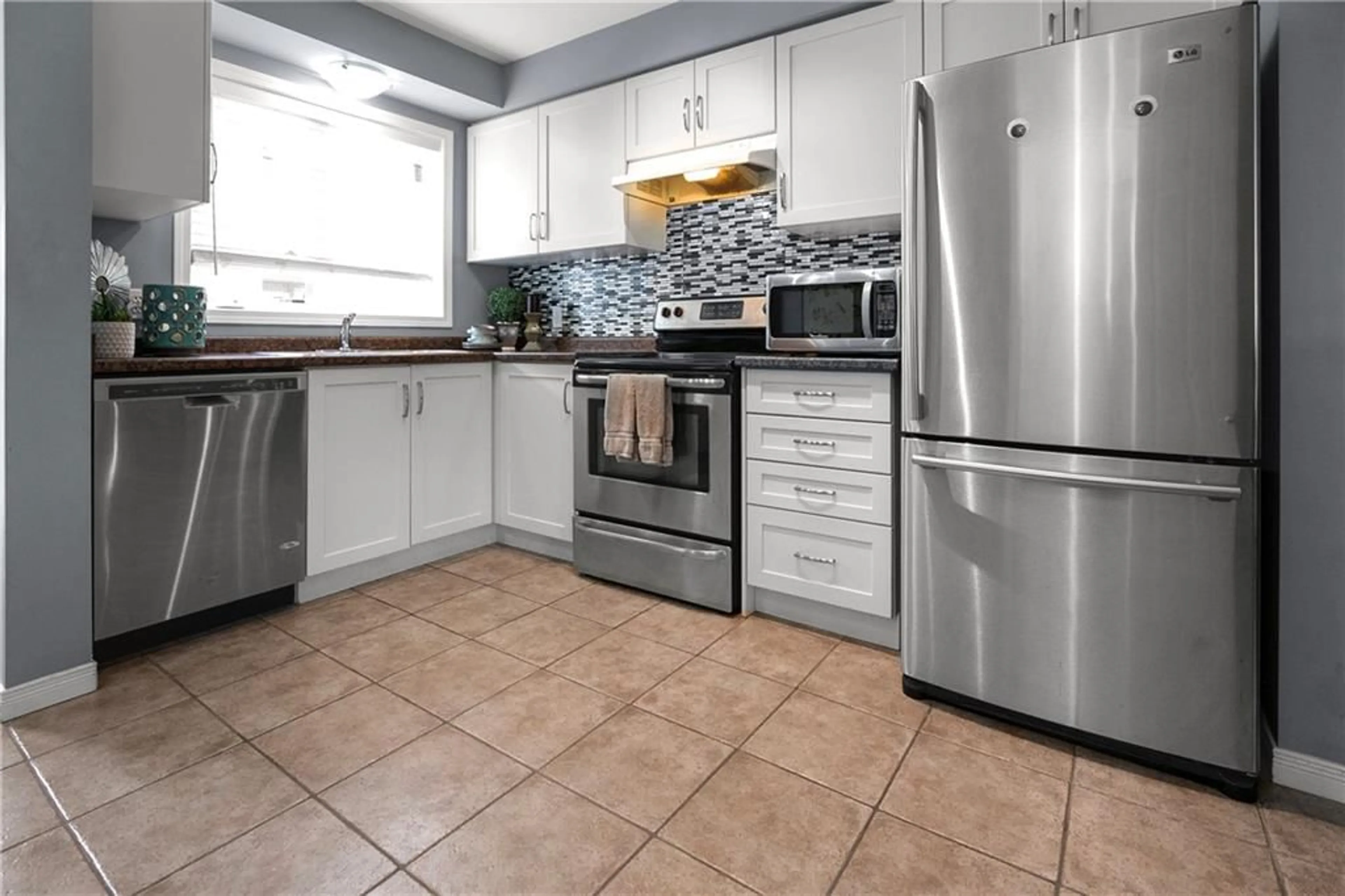 Standard kitchen, ceramic floors, cottage for 1328 UPPER SHERMAN Ave #6, Hamilton Ontario L8W 1C2