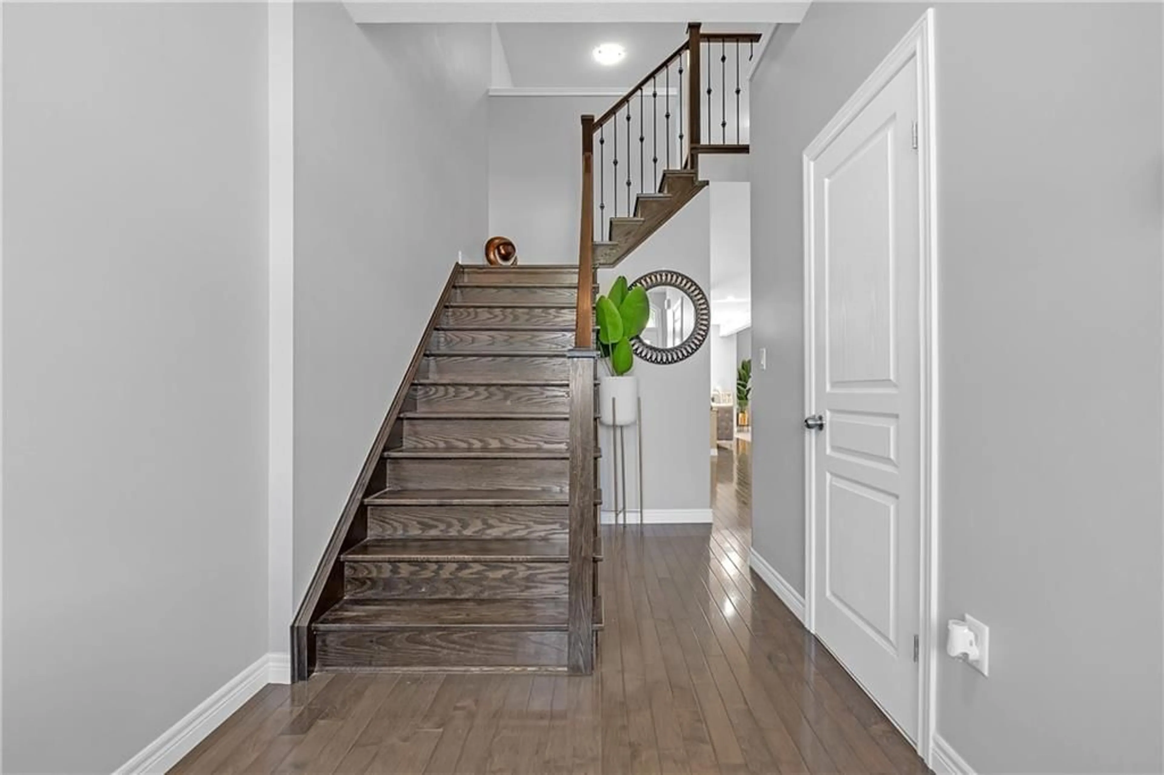 Indoor entryway, wood floors for 107 VINTON Rd, Ancaster Ontario L9K 0G6