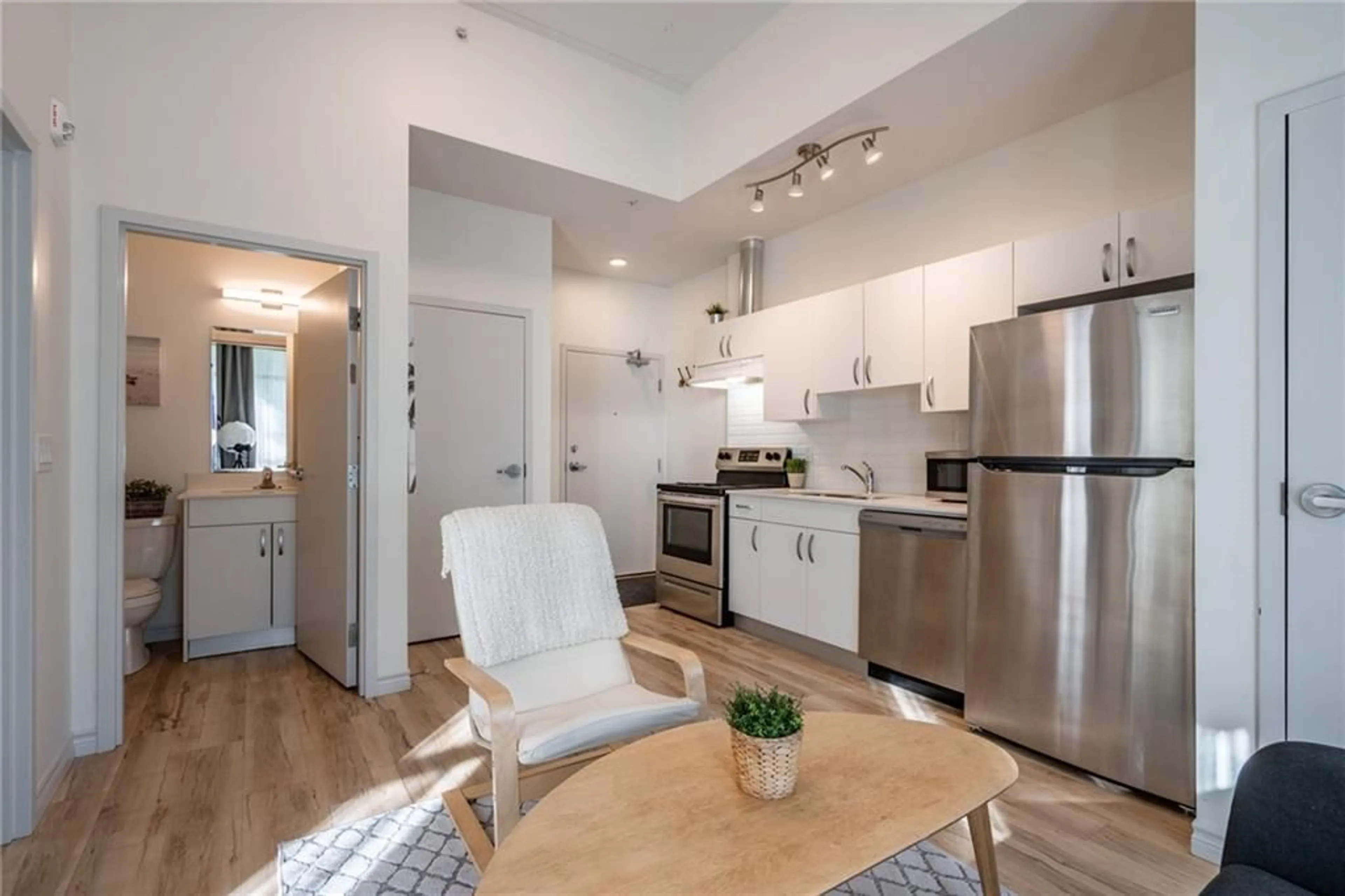 Open concept kitchen for 269 SUNVIEW St #102, Waterloo Ontario N2L 3V8