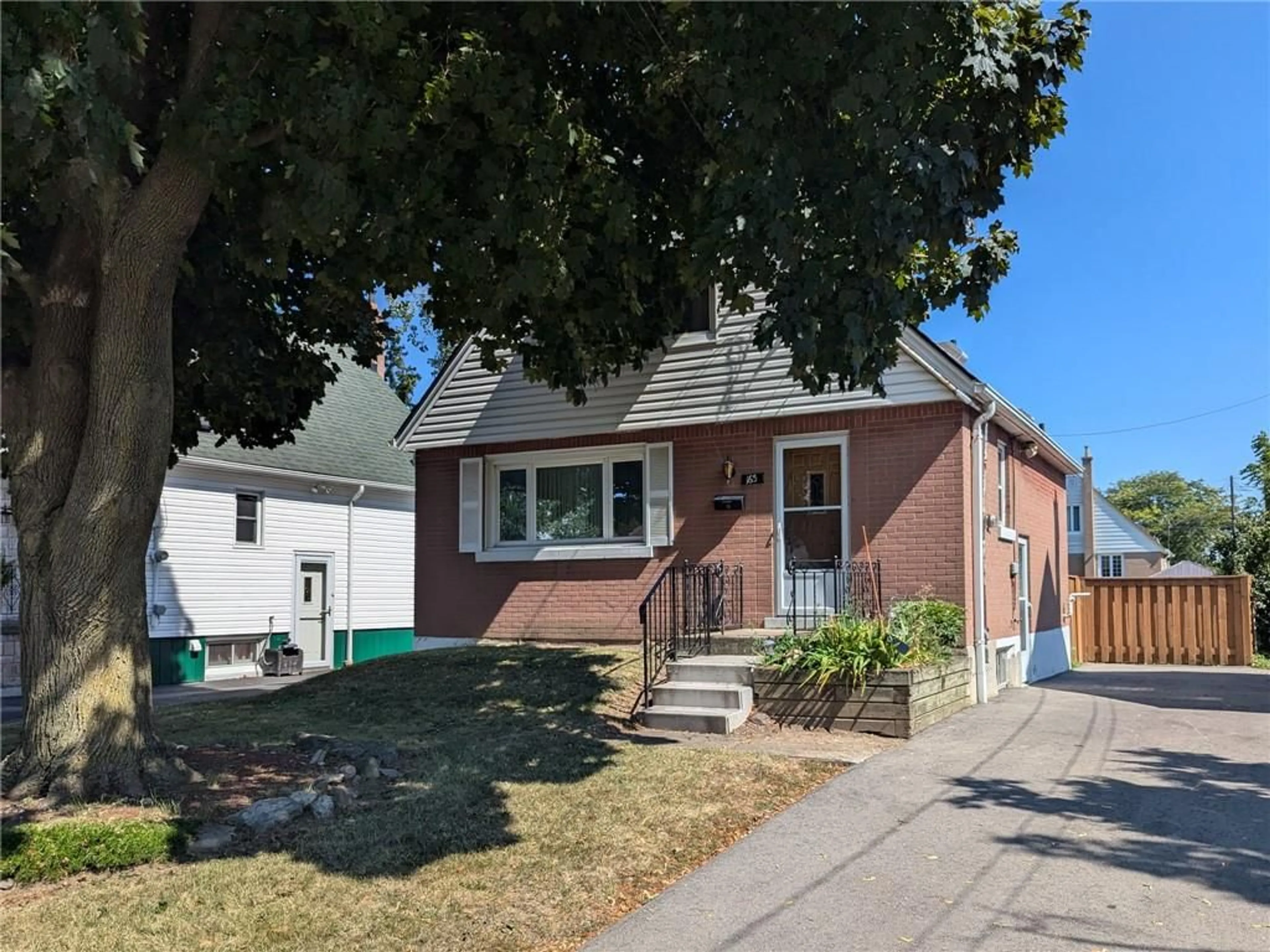 Frontside or backside of a home for 163 East 42nd St, Hamilton Ontario L8T 3A4