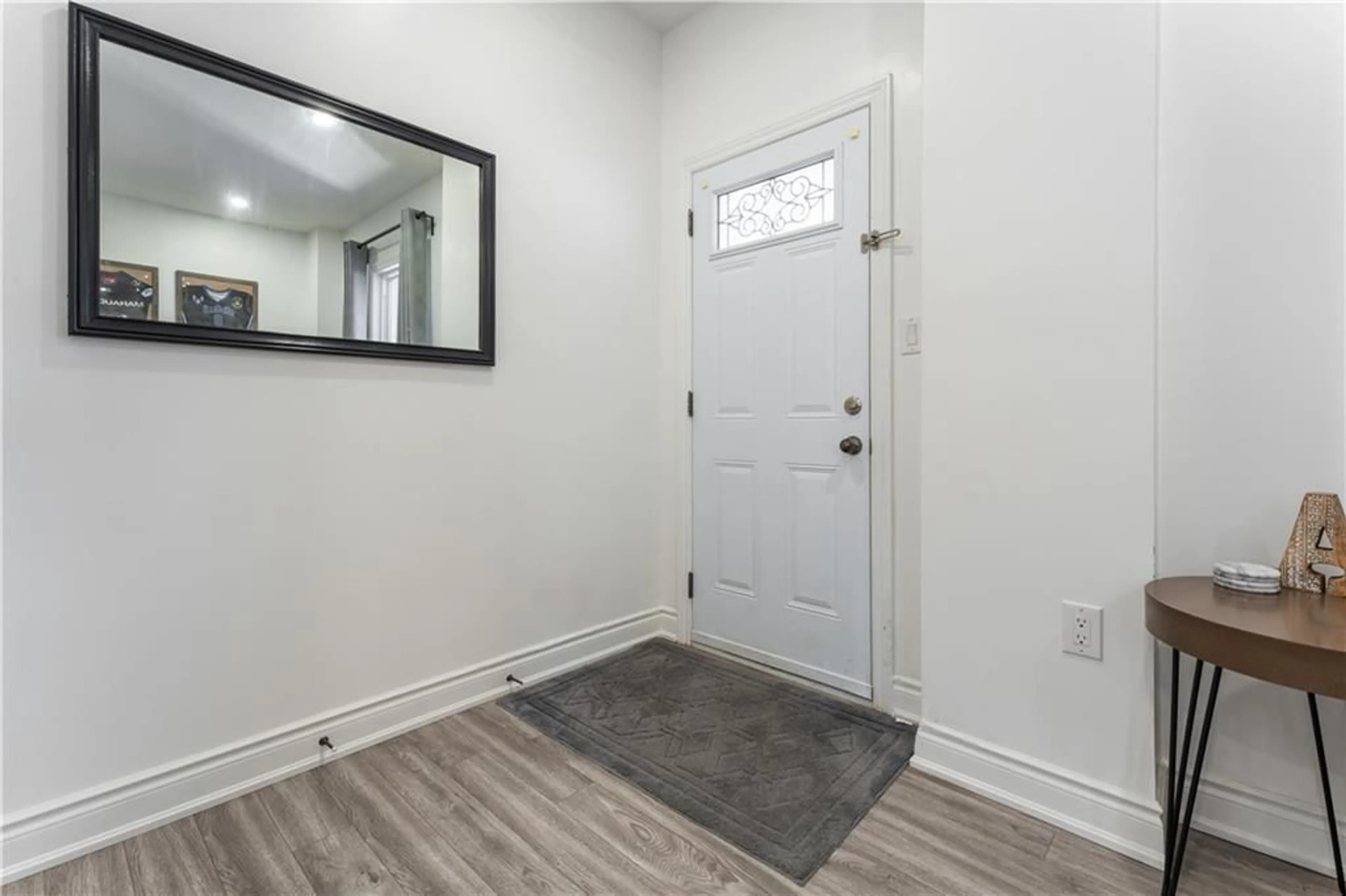 Indoor entryway for 126 Cavell Ave, Hamilton Ontario L8L 7E5