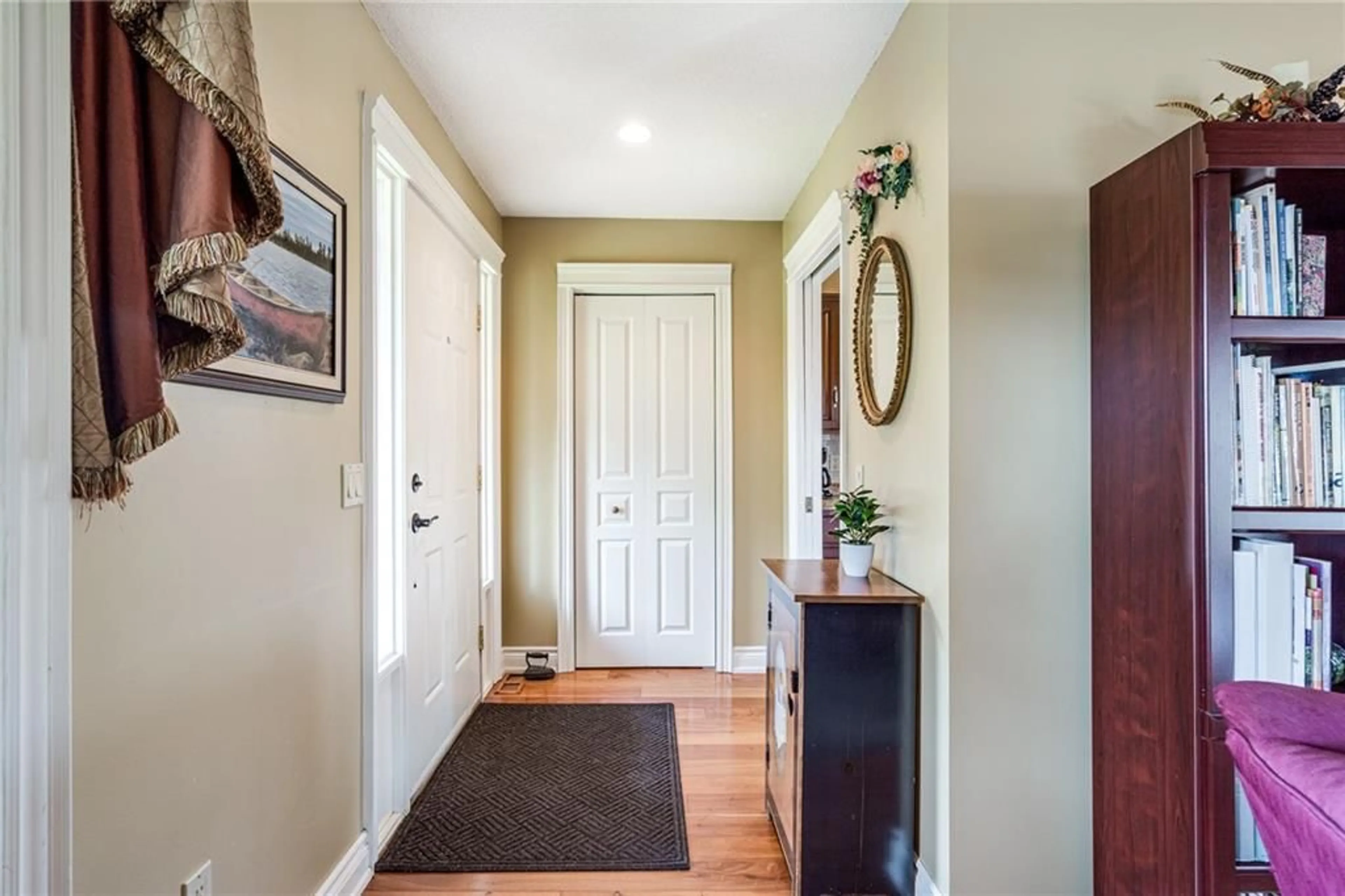 Indoor entryway, wood floors for 40 Michael Dr, Port Colborne Ontario L3K 3C5