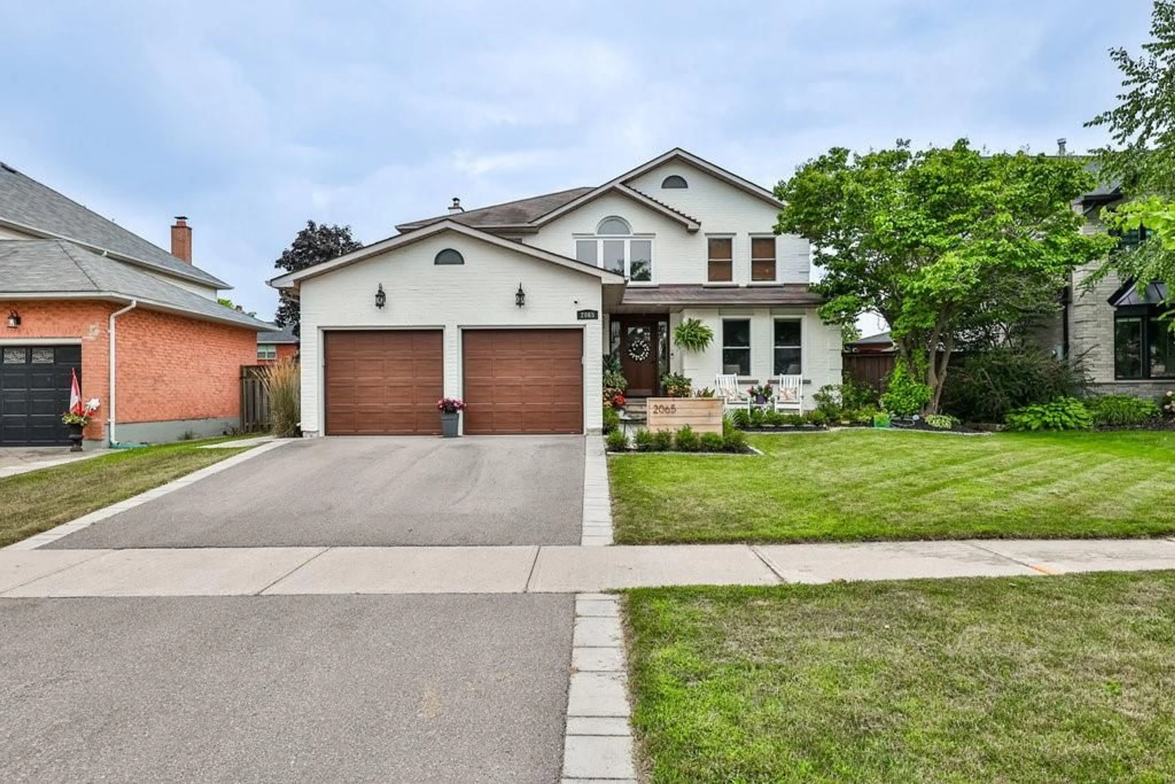 Frontside or backside of a home for 2065 PARKLANE Cres, Burlington Ontario L7M 3V7