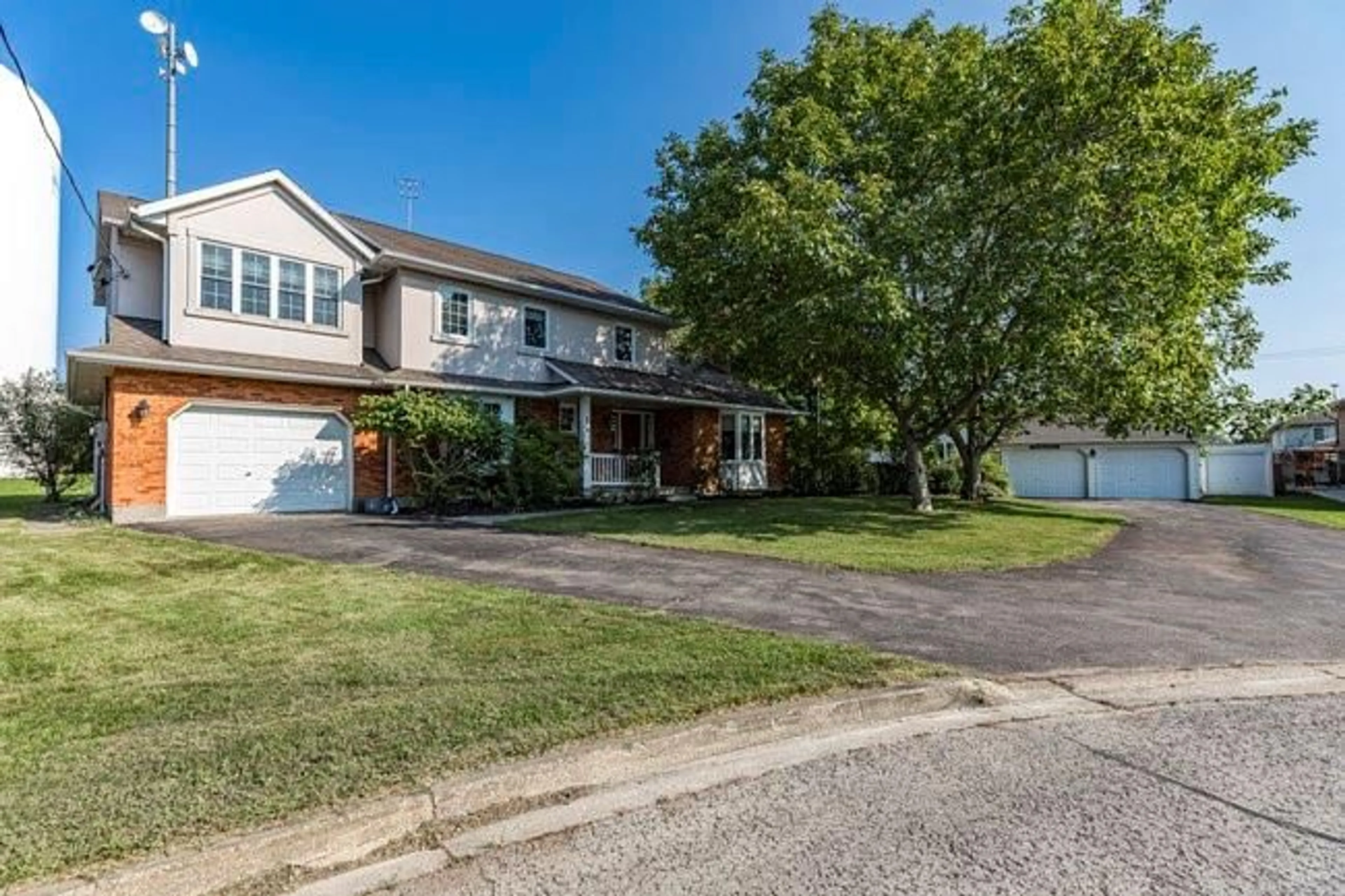 Frontside or backside of a home, the street view for 12 RIDGE POINT Dr, St. Catharines Ontario L2T 2S9