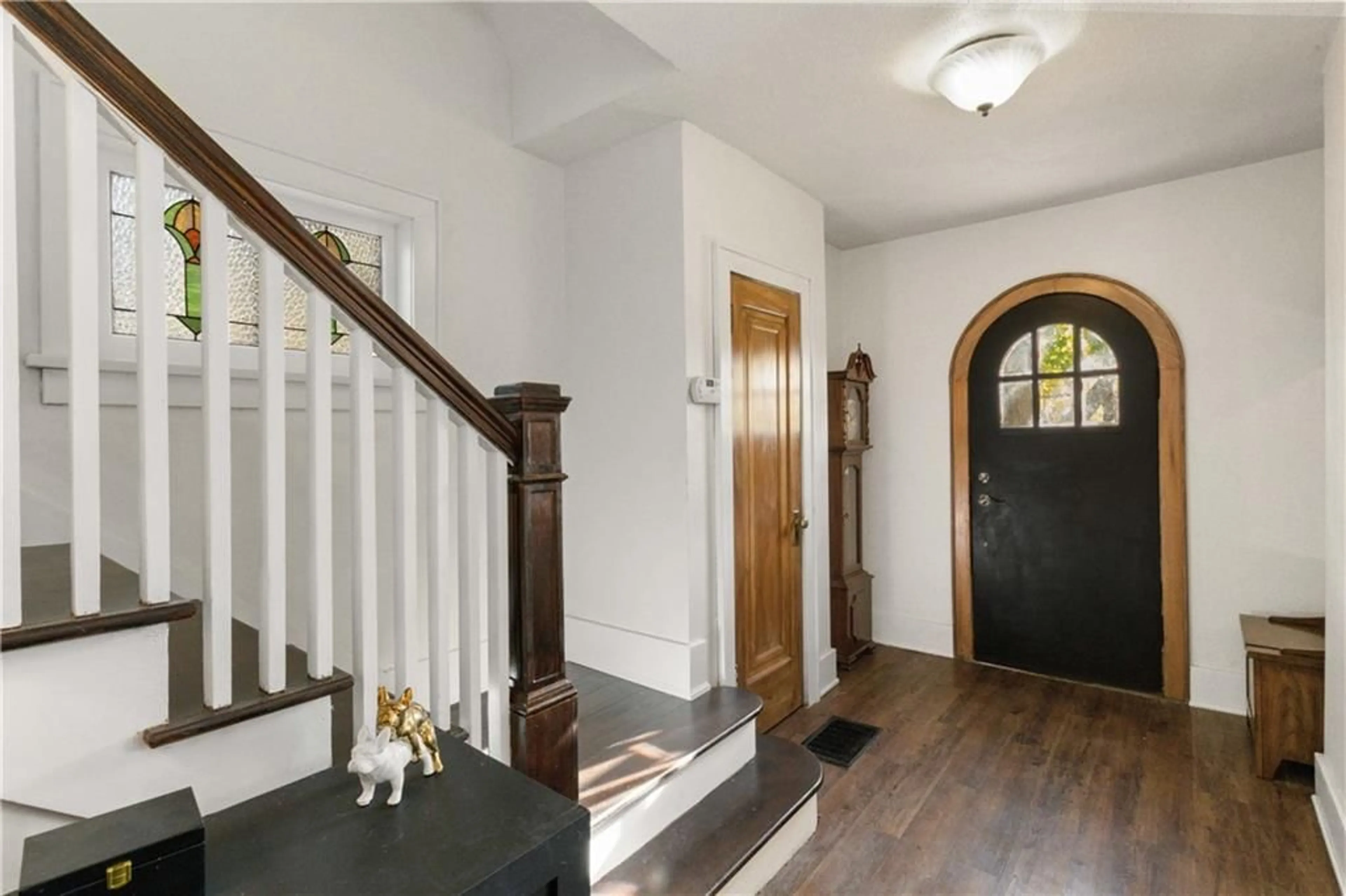 Indoor entryway for 295 PLAINS Rd, Burlington Ontario L7T 1G1