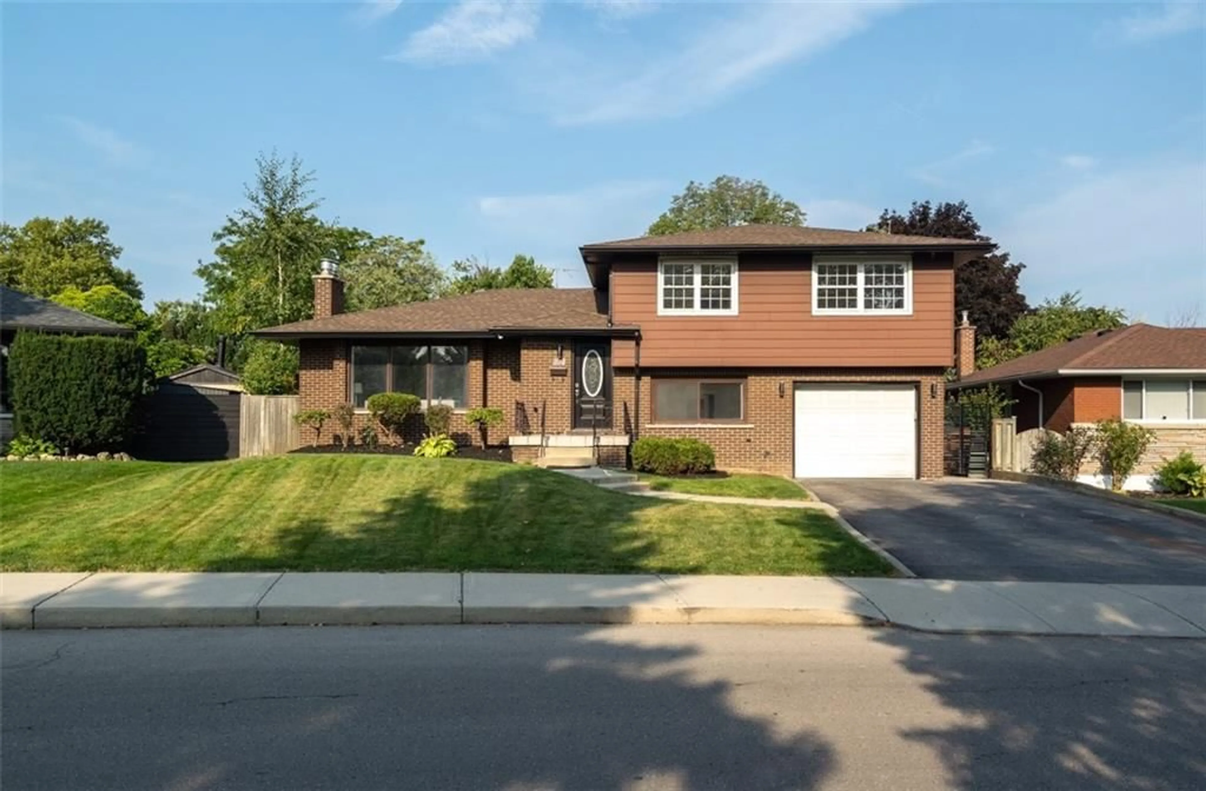 Frontside or backside of a home for 104 LAURIER Ave, Hamilton Ontario L9C 3S4