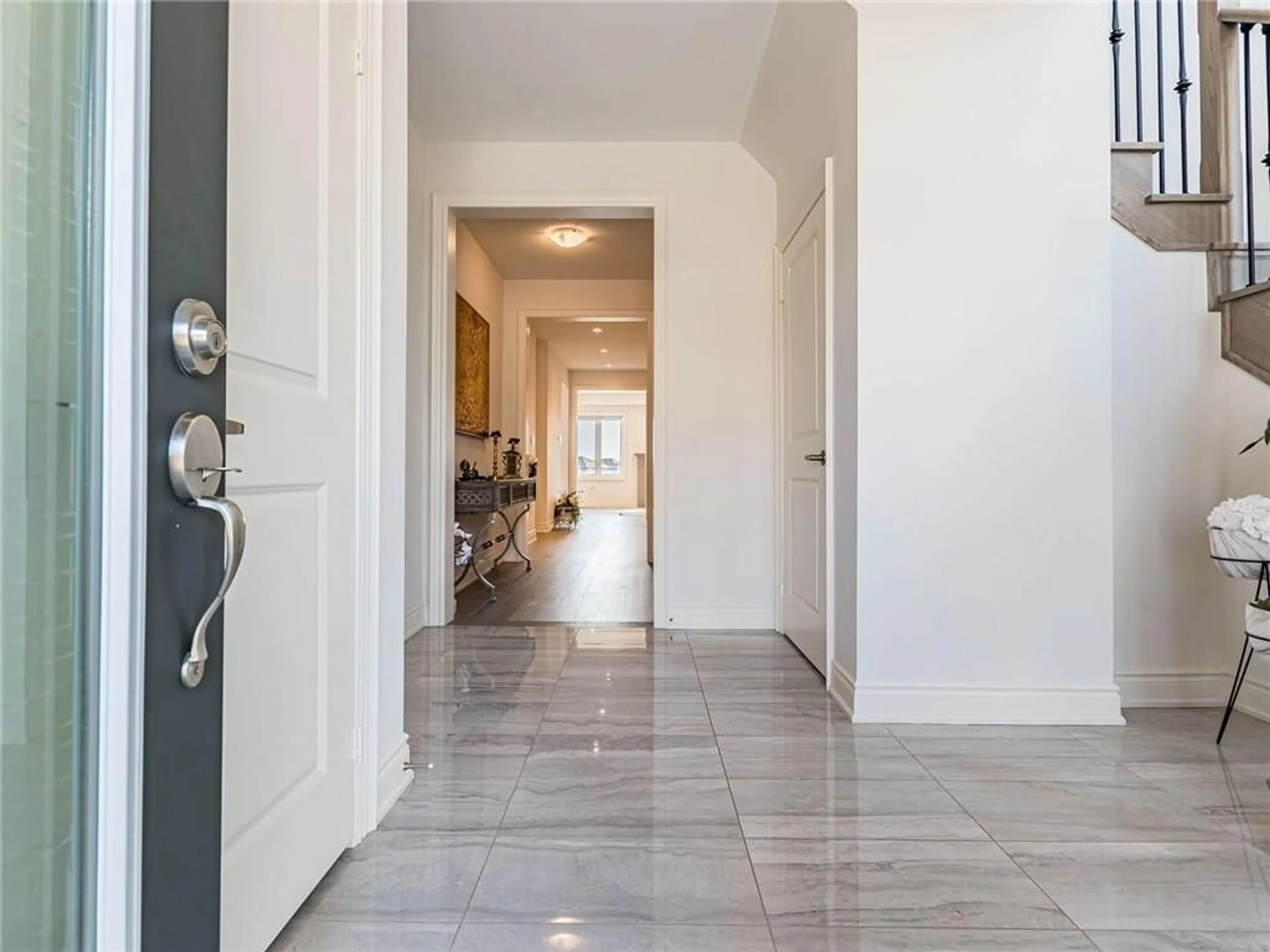 Indoor entryway for 24 TRAILBANK Gdns, Waterdown Ontario L8B 1Z3