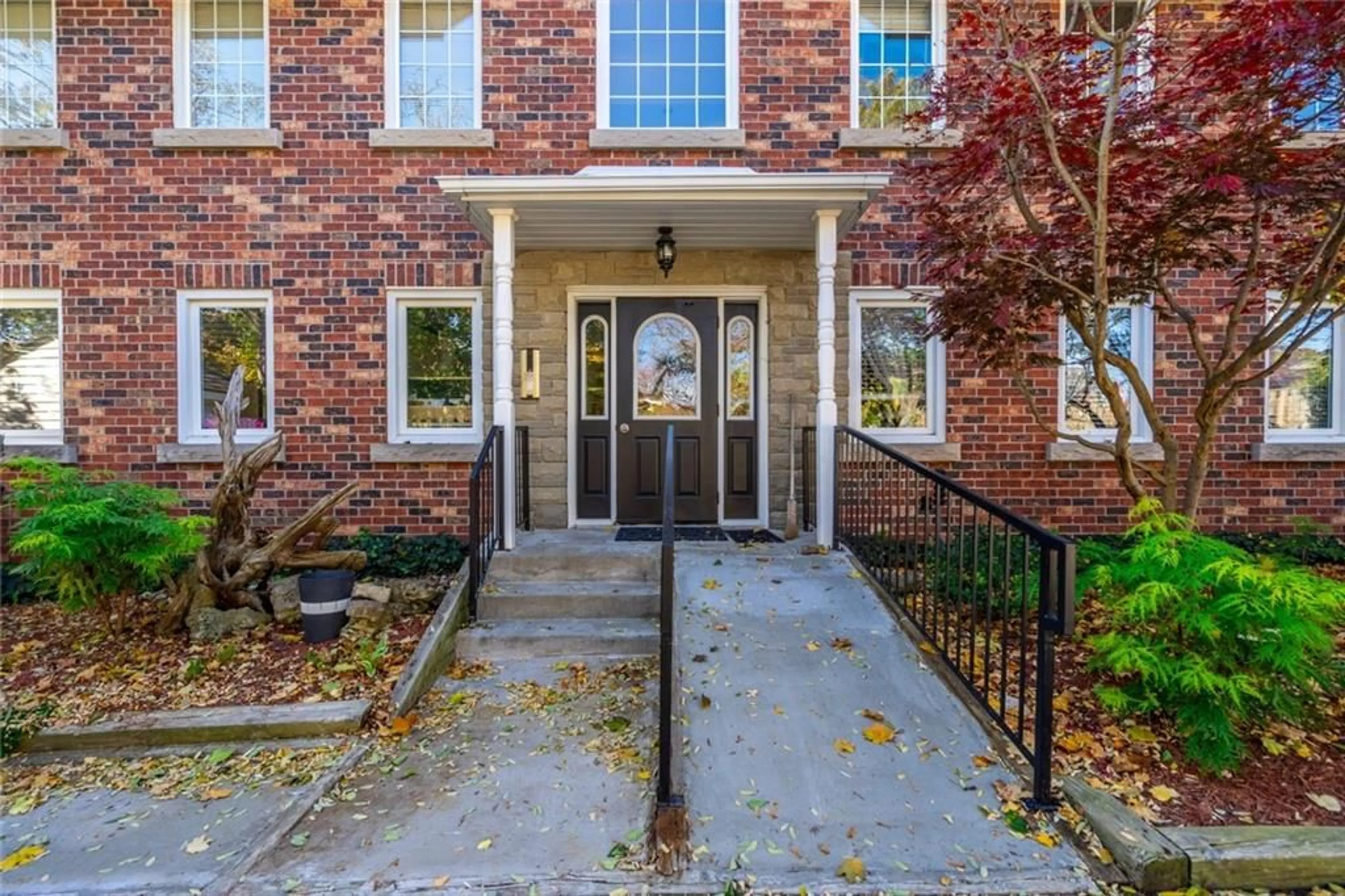 Indoor entryway, carpet floors for 81 Hamilton St, Waterdown Ontario L0R 2H0