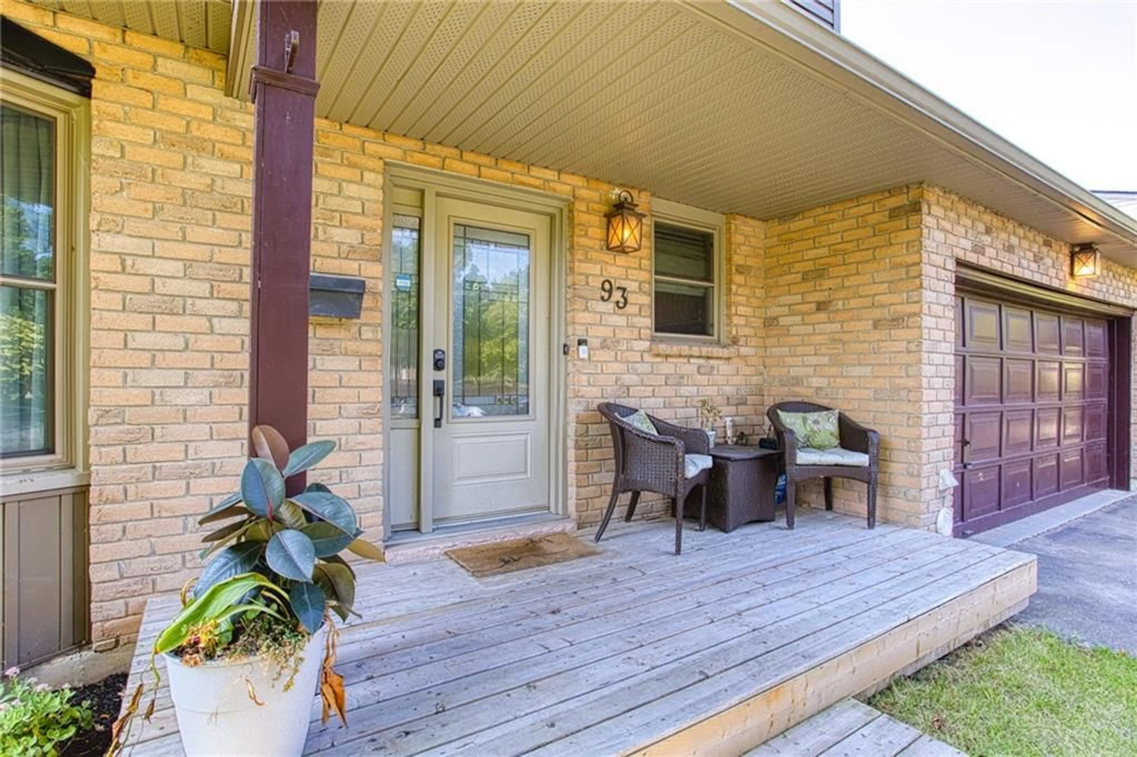 Indoor entryway, wood floors for 93 BIRCHPARK Dr, Grimsby Ontario L3M 4M9