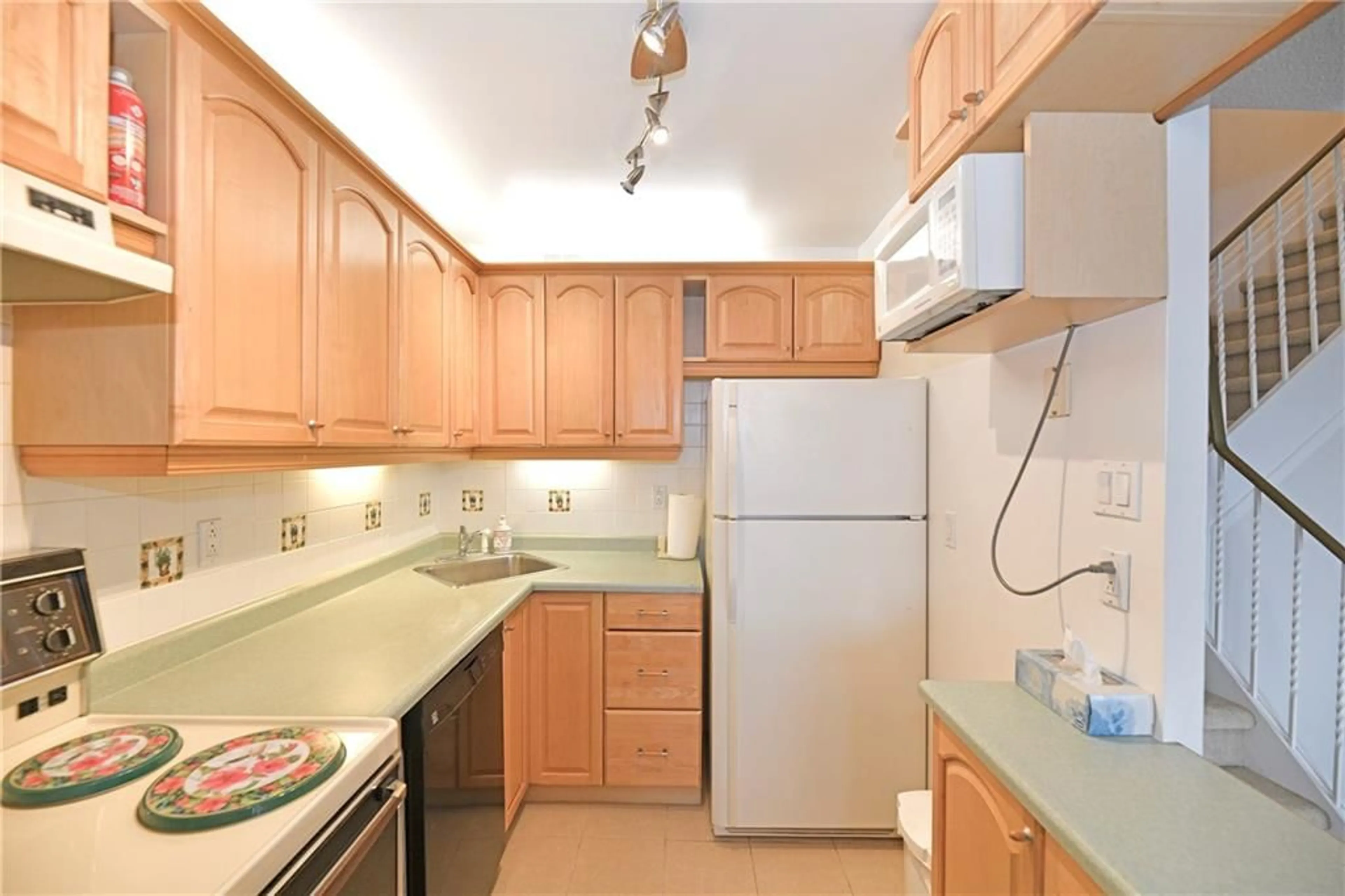 Standard kitchen, cottage for 2001 BONNYMEDE Dr #140, Mississauga Ontario L5J 4H8