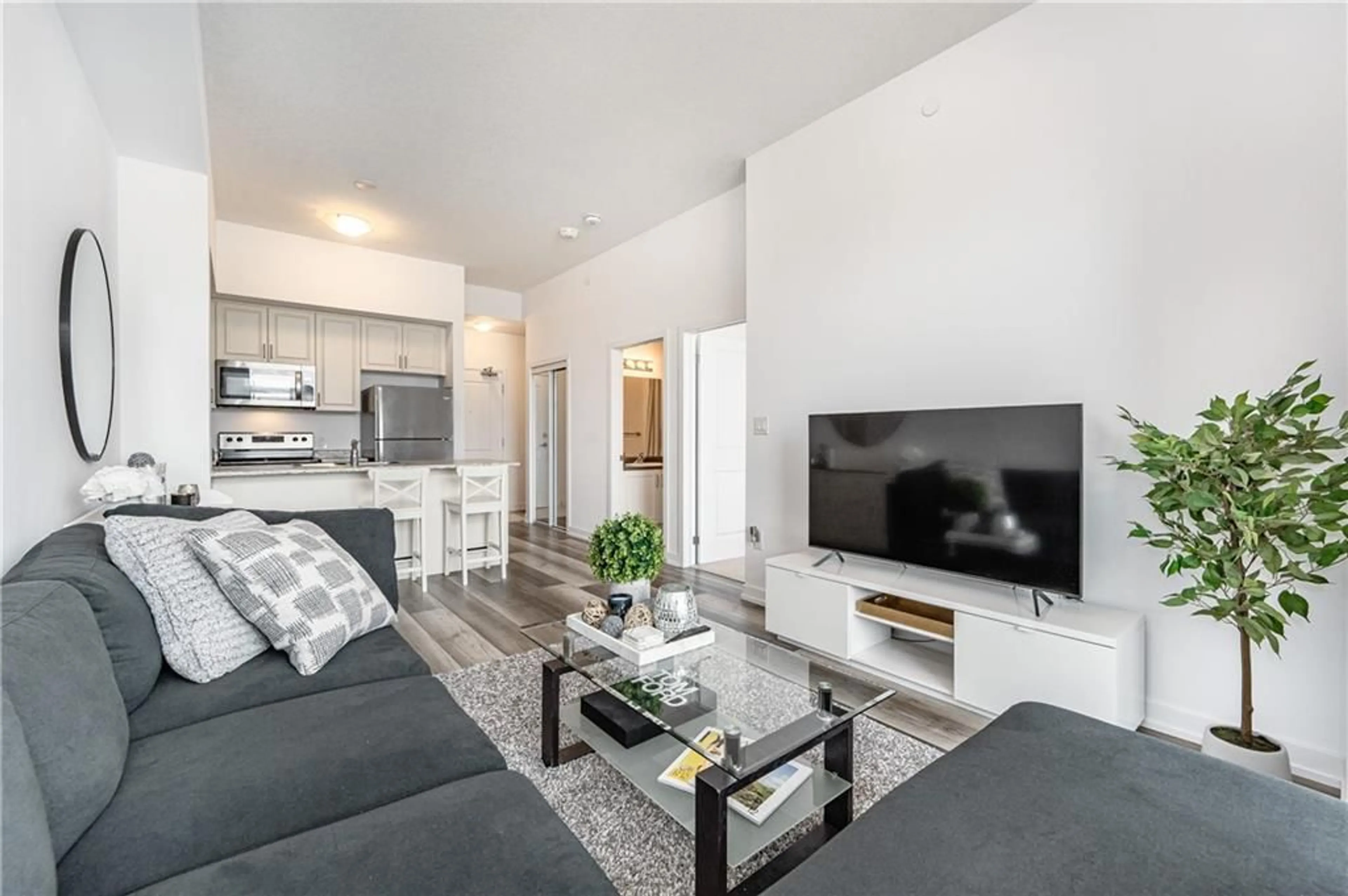 Living room for 450 DUNDAS St #121, Waterdown Ontario L0R 2H4