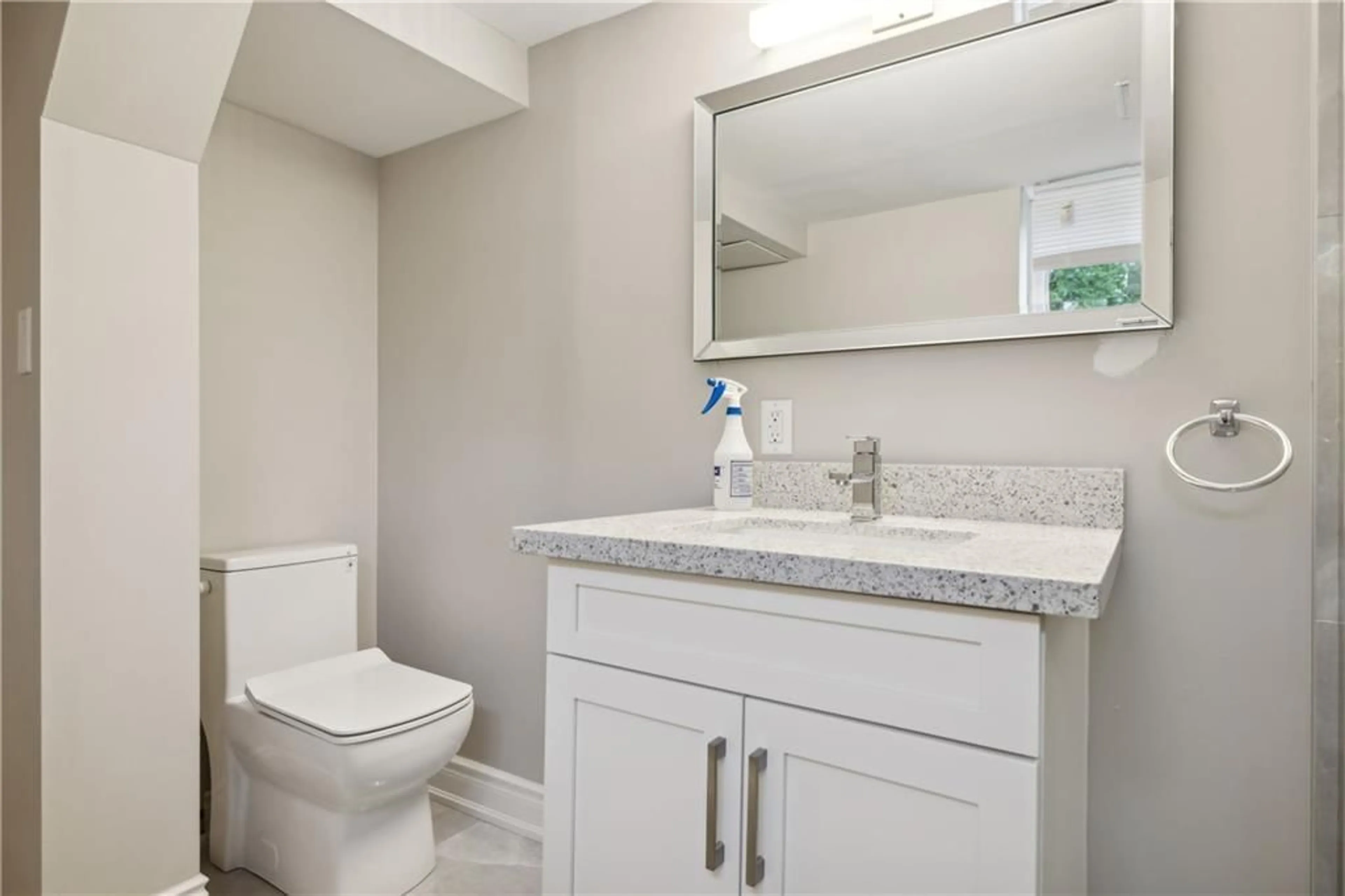 Standard bathroom, ceramic floors for 566 LOUISE Dr, Burlington Ontario L7L 2T9