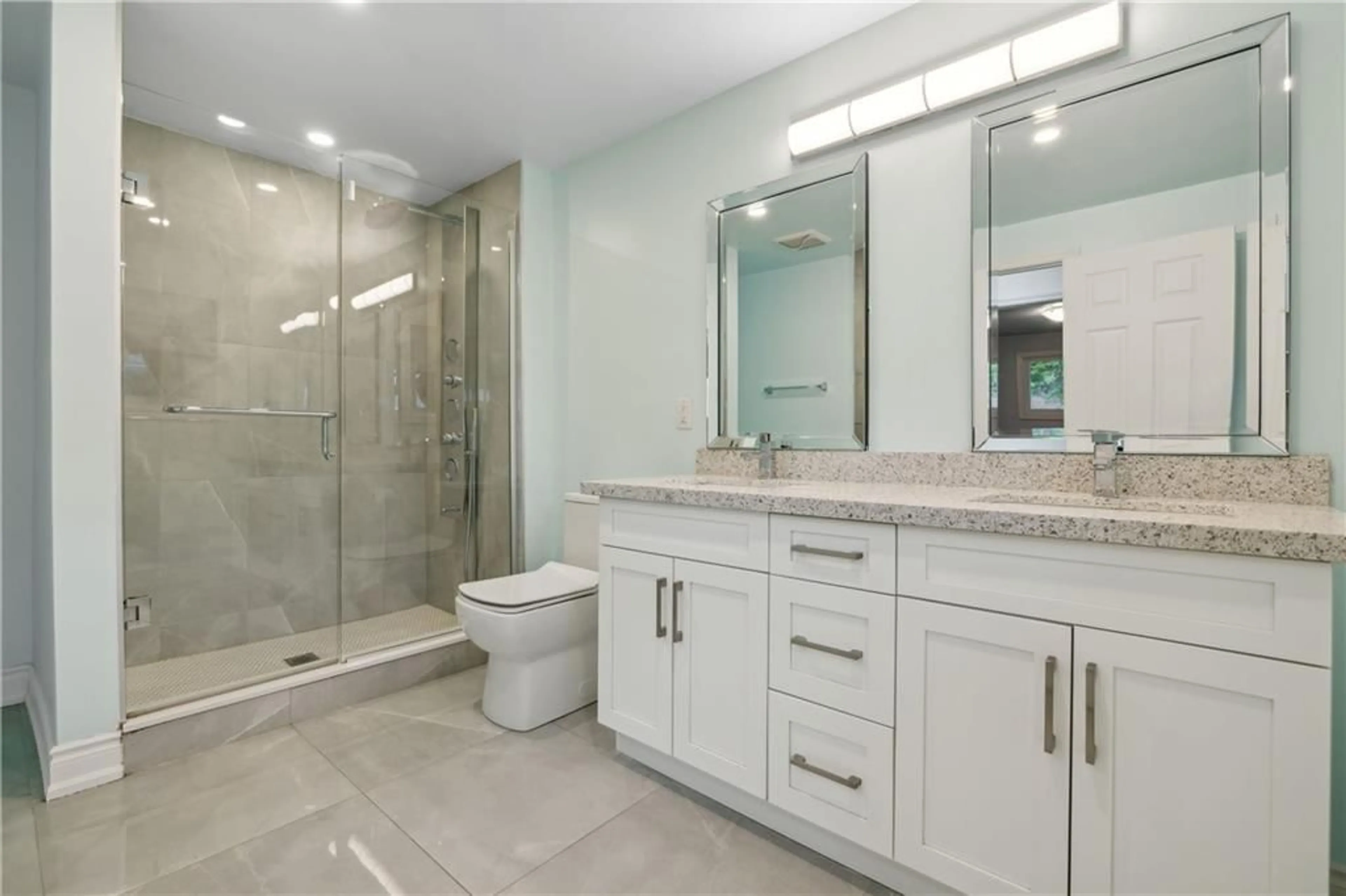 Contemporary bathroom, ceramic floors for 566 LOUISE Dr, Burlington Ontario L7L 2T9