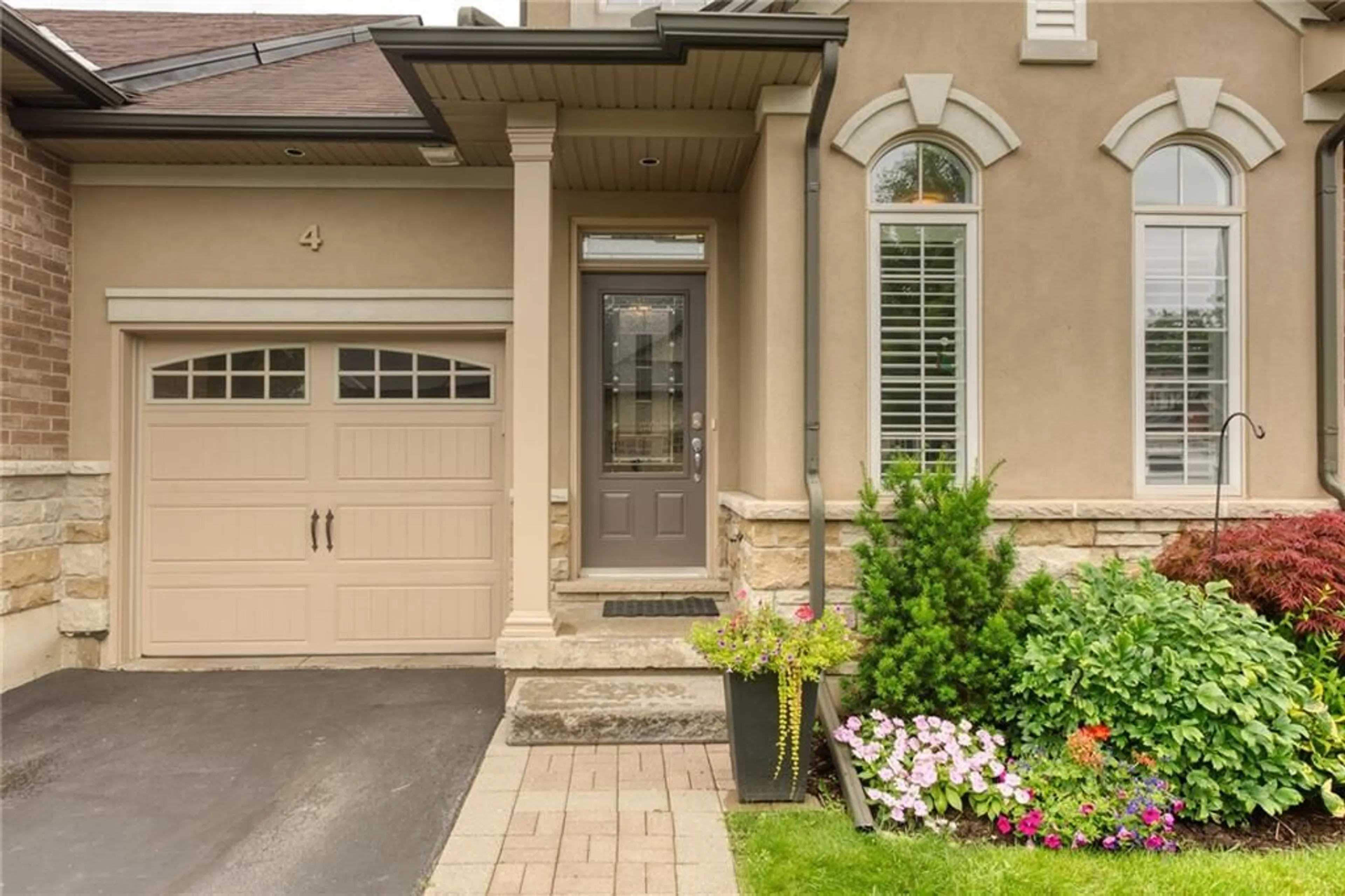 Indoor entryway, carpet floors for 4 TOULON Ave, Ancaster Ontario L9K 0E5