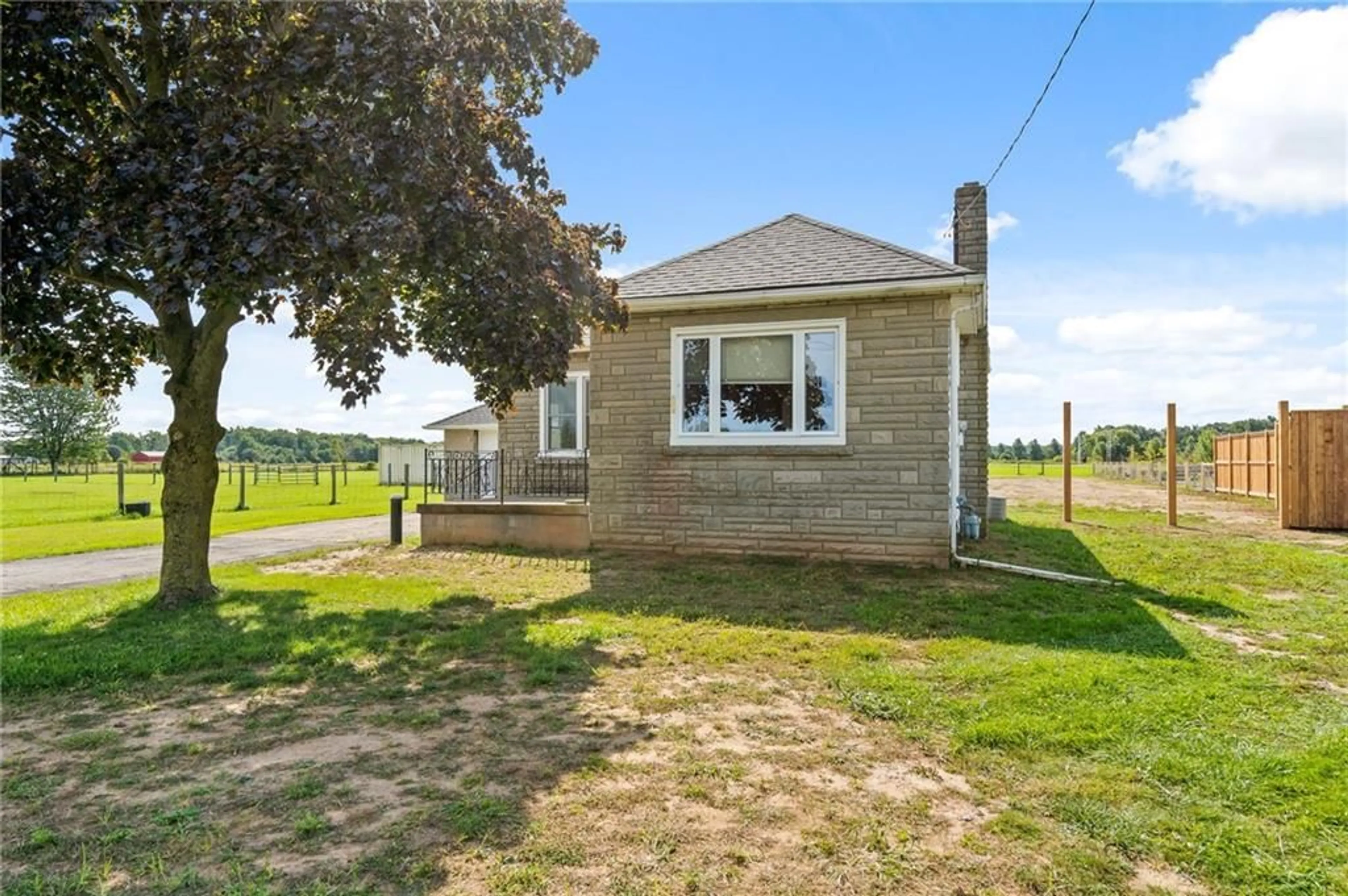 Frontside or backside of a home, cottage for 1095 BARRON Rd, Thorold Ontario L2E 6S5