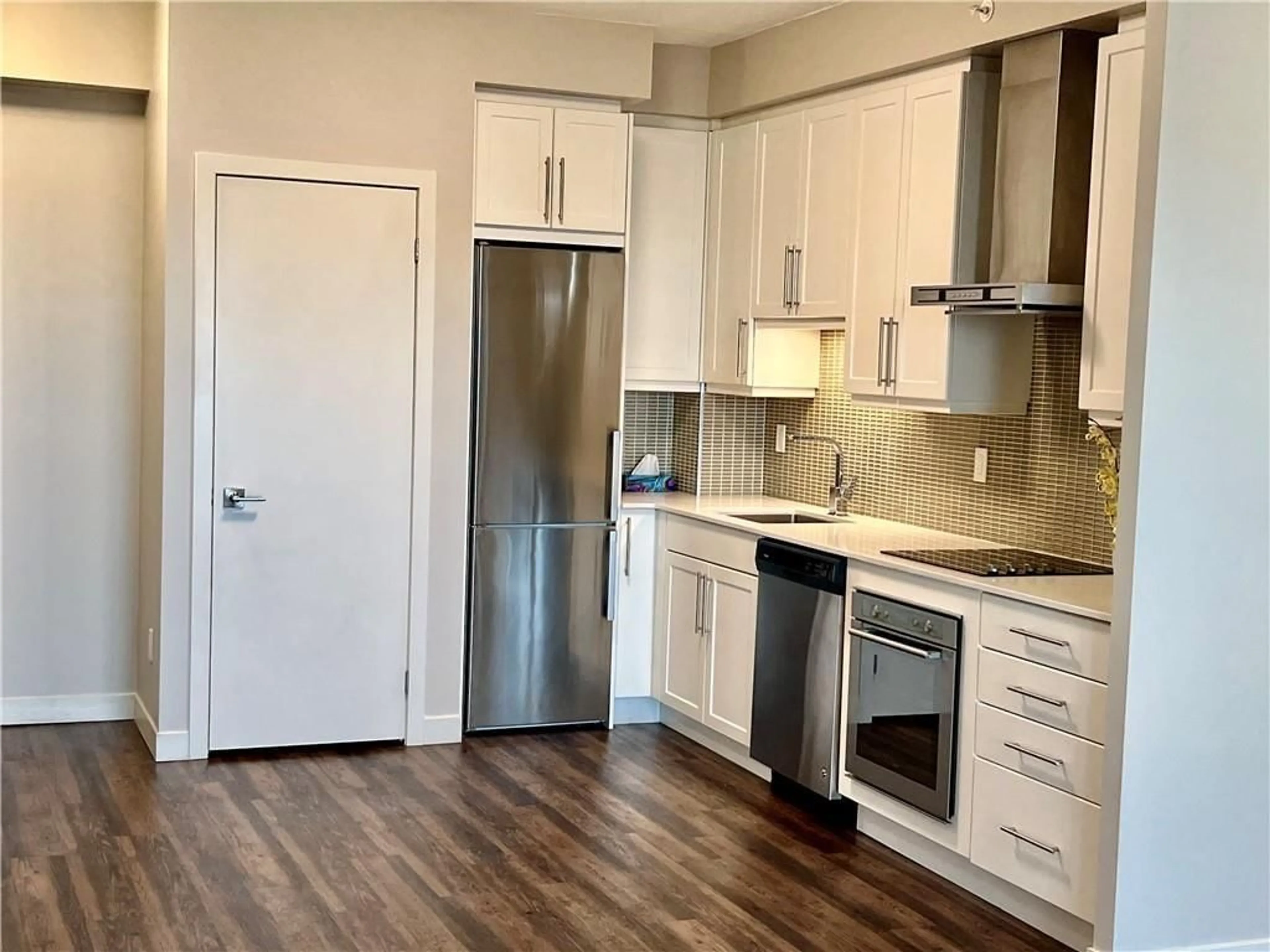 Standard kitchen, wood floors for 2081 Fairview St #1803, Burlington Ontario L7R 2C8