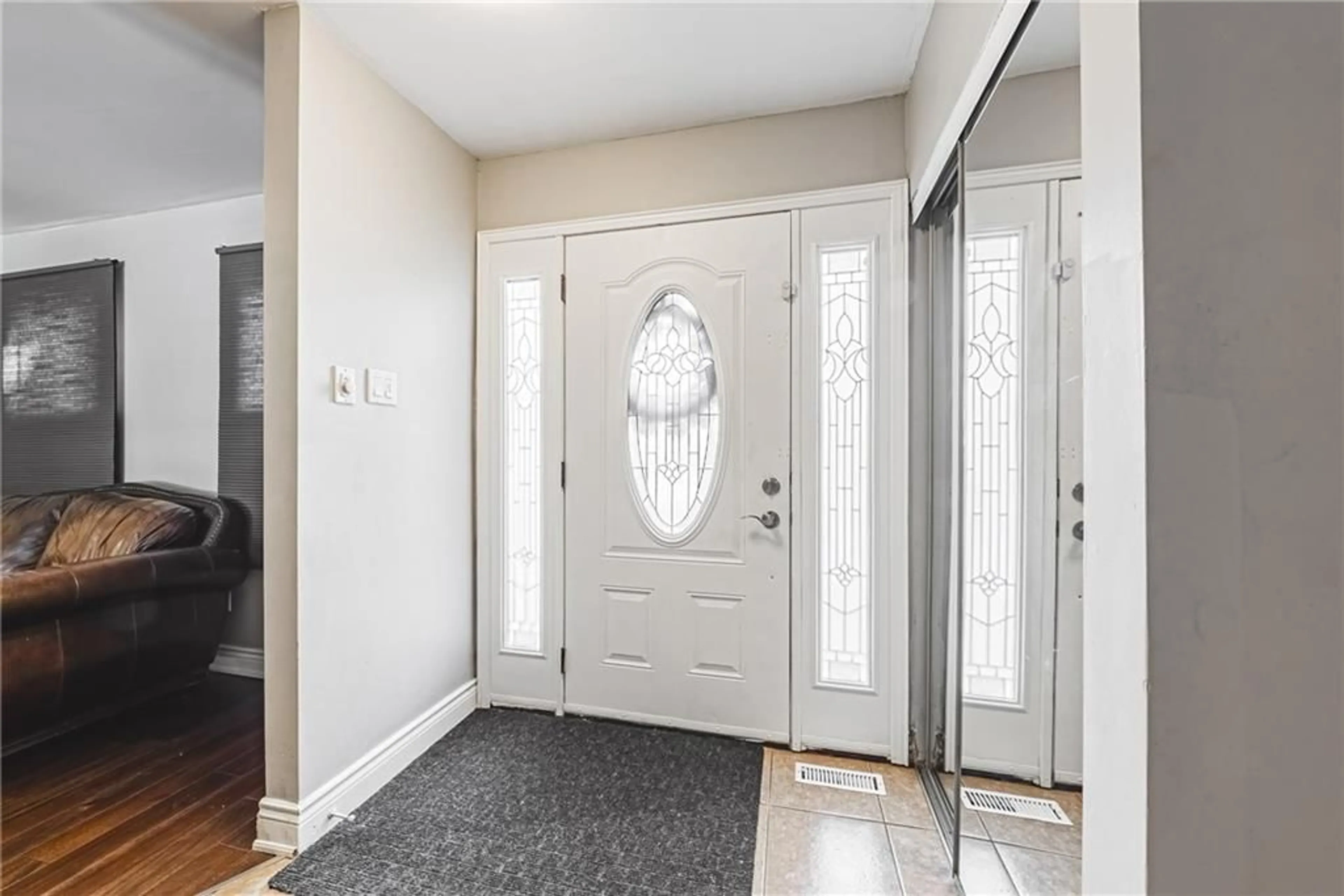 Indoor entryway, wood floors for 412 MELANIE Cres, Ancaster Ontario L9G 4B2