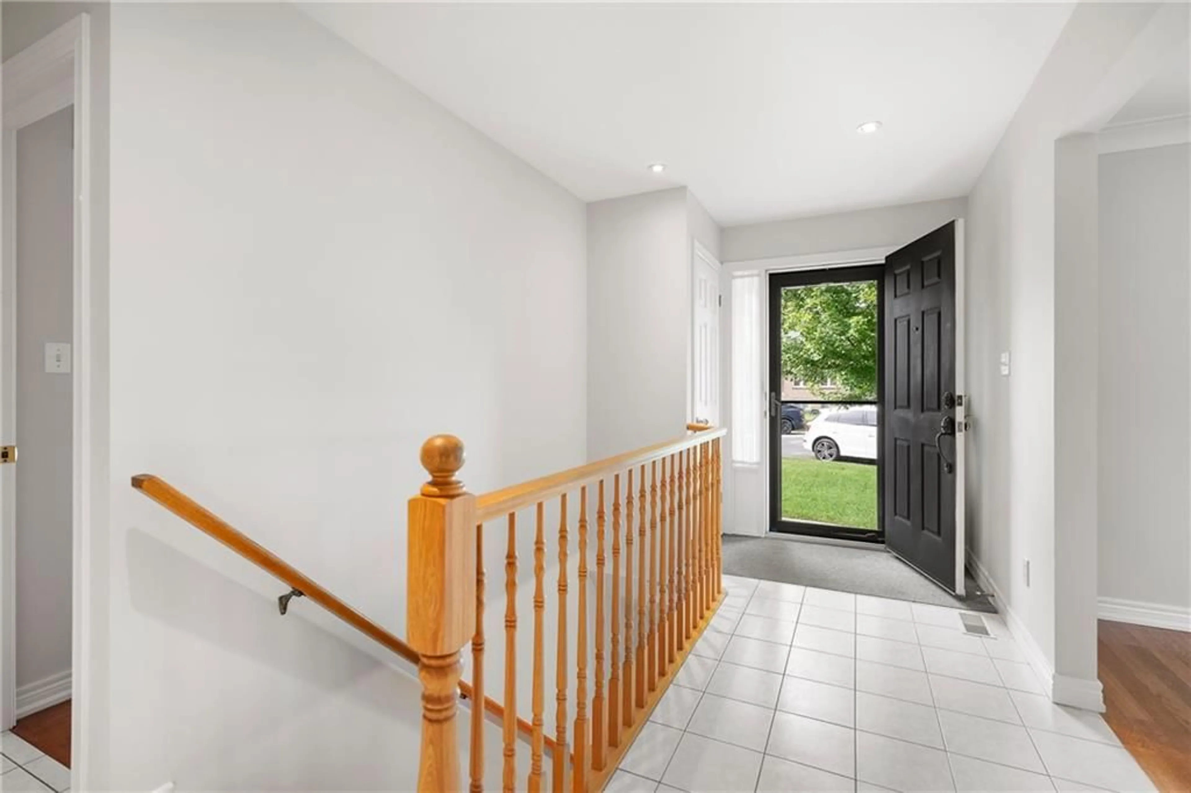 Indoor foyer, wood floors for 11 BARTONVILLE Crt, Hamilton Ontario L8K 6R3