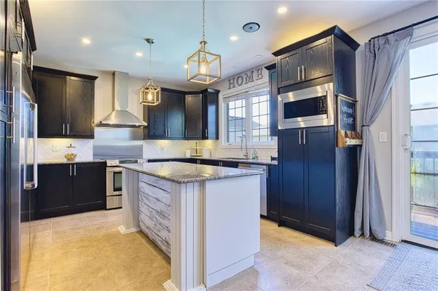 Additional image 33 of 261 MONTREAL Cir
