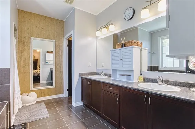 Additional image 20 of 261 MONTREAL Cir