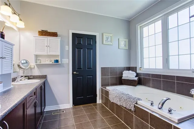 Additional image 19 of 261 MONTREAL Cir