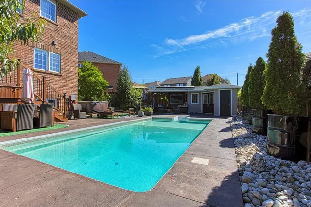 Additional image 9 of 261 MONTREAL Cir