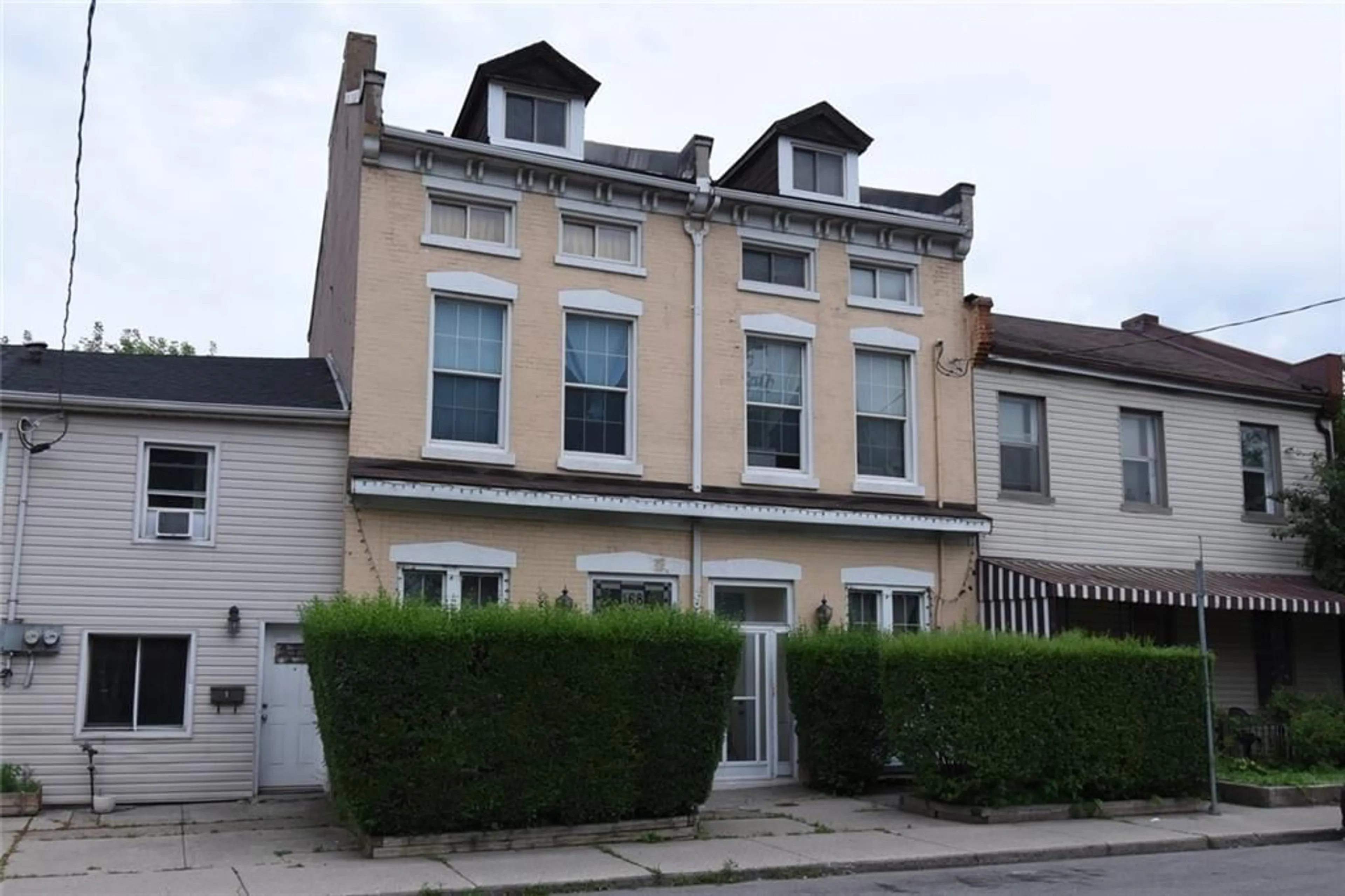 A pic from exterior of the house or condo, the front or back of building for 168 MacNab St, Hamilton Ontario L8R 2M4