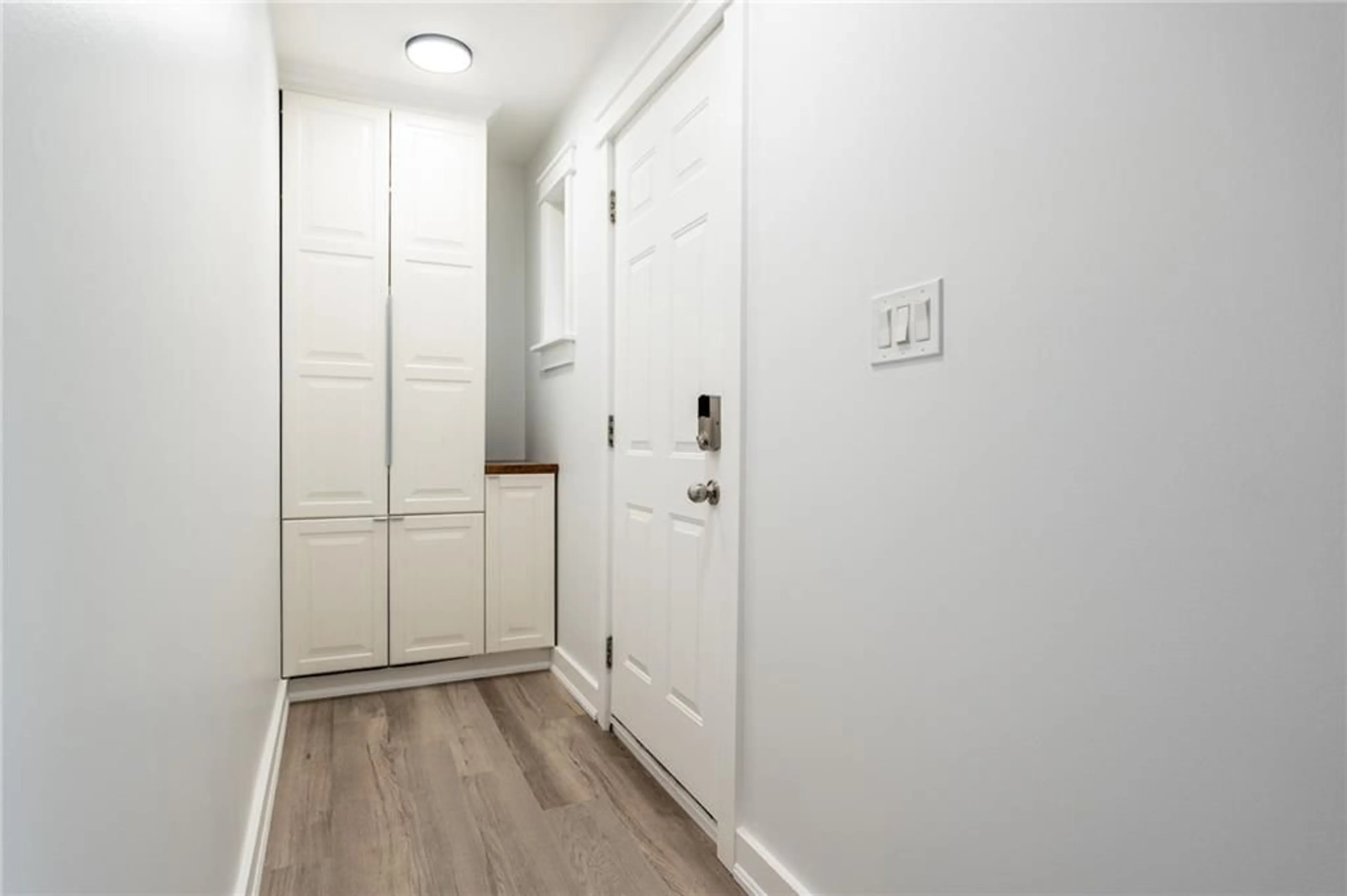 Indoor entryway, wood floors for 16 WILDEWOOD Ave, Hamilton Ontario L8T 1X3