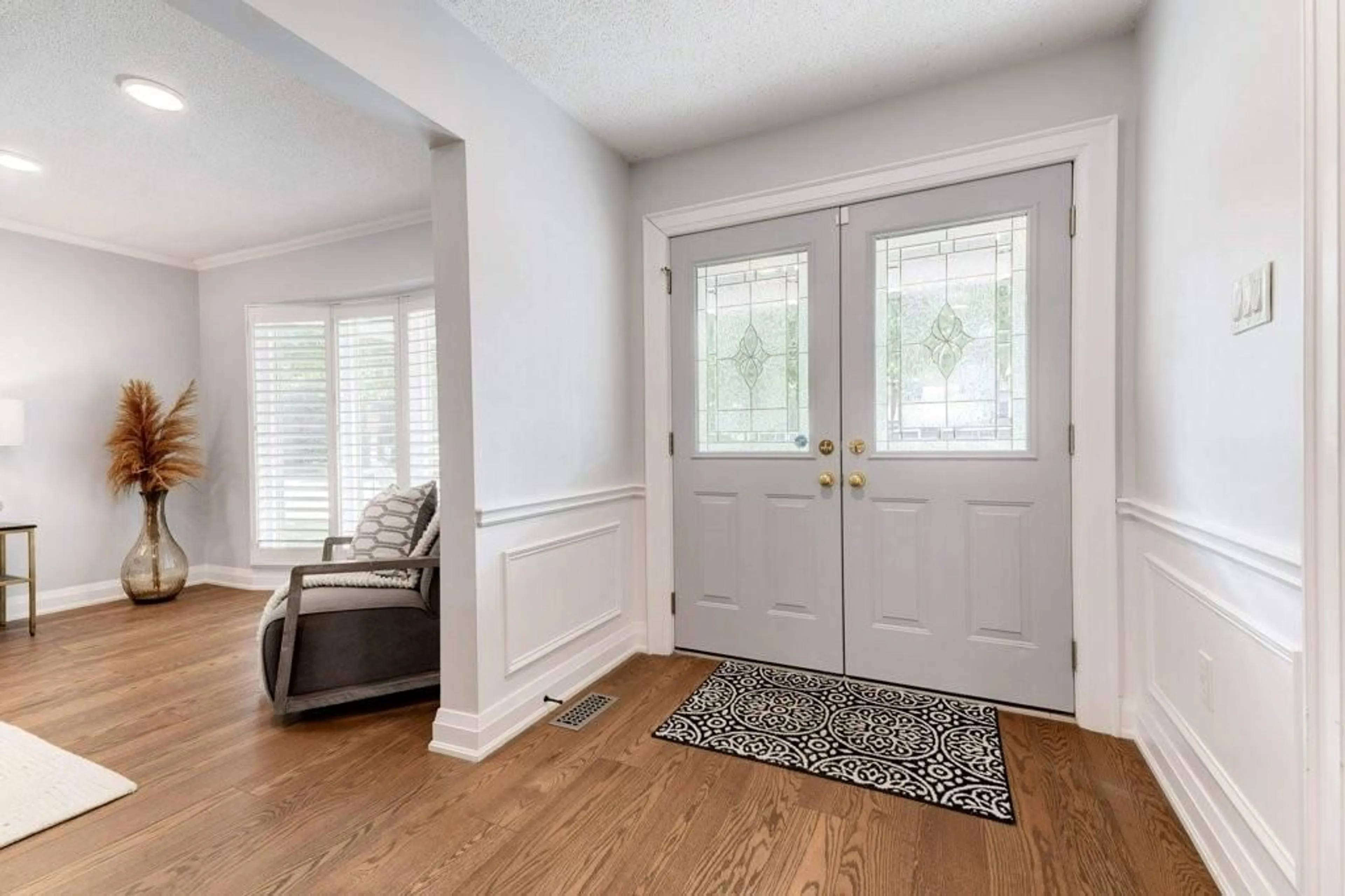 Indoor entryway, wood floors for 4235 SPRUCE Ave, Burlington Ontario L7L 1L1