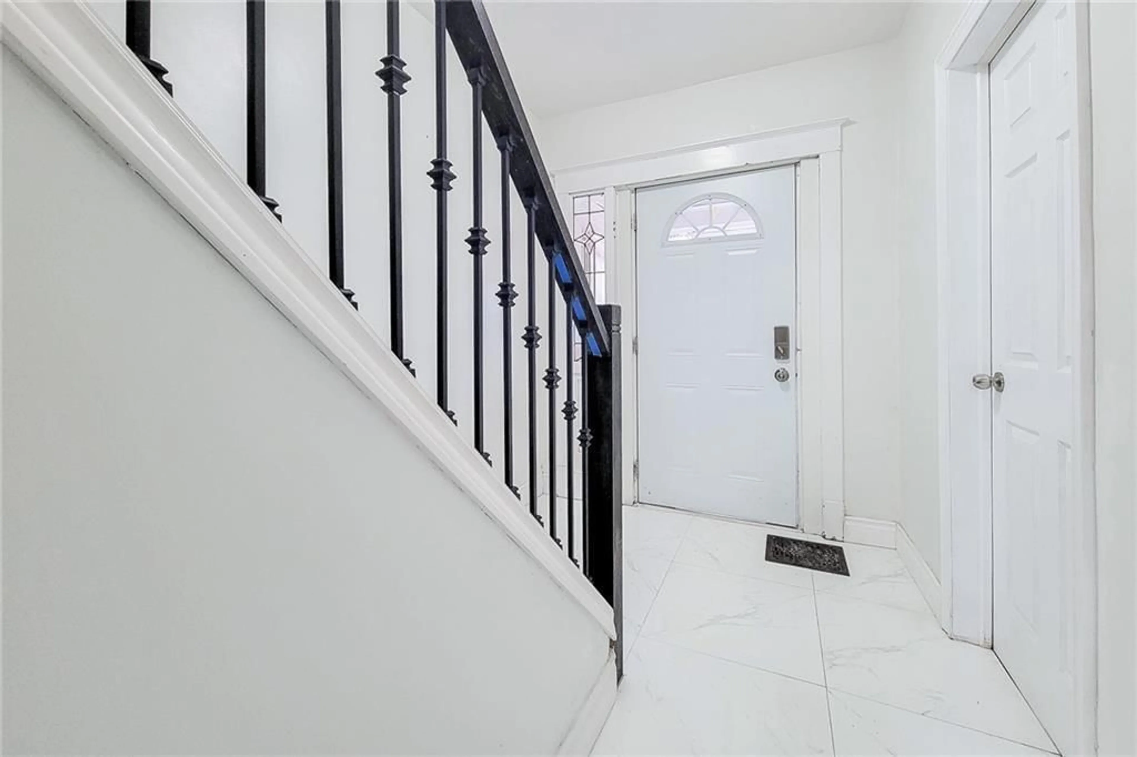 Indoor foyer, cement floor for 63 PAISLEY Ave, Hamilton Ontario L8S 1V2