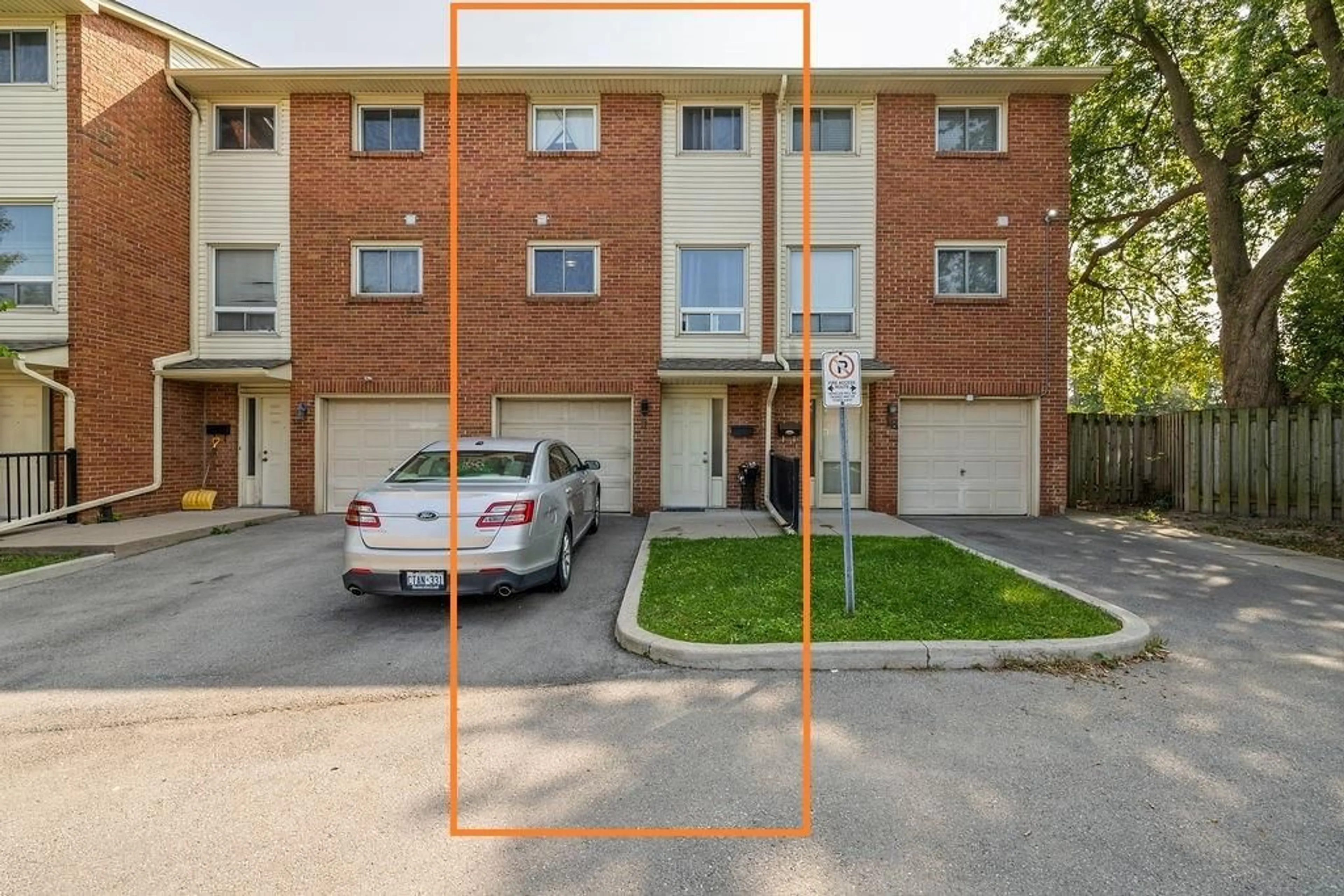 A pic from exterior of the house or condo, the street view for 6 LOCONDER Dr #17, Hamilton Ontario L8W 1V8