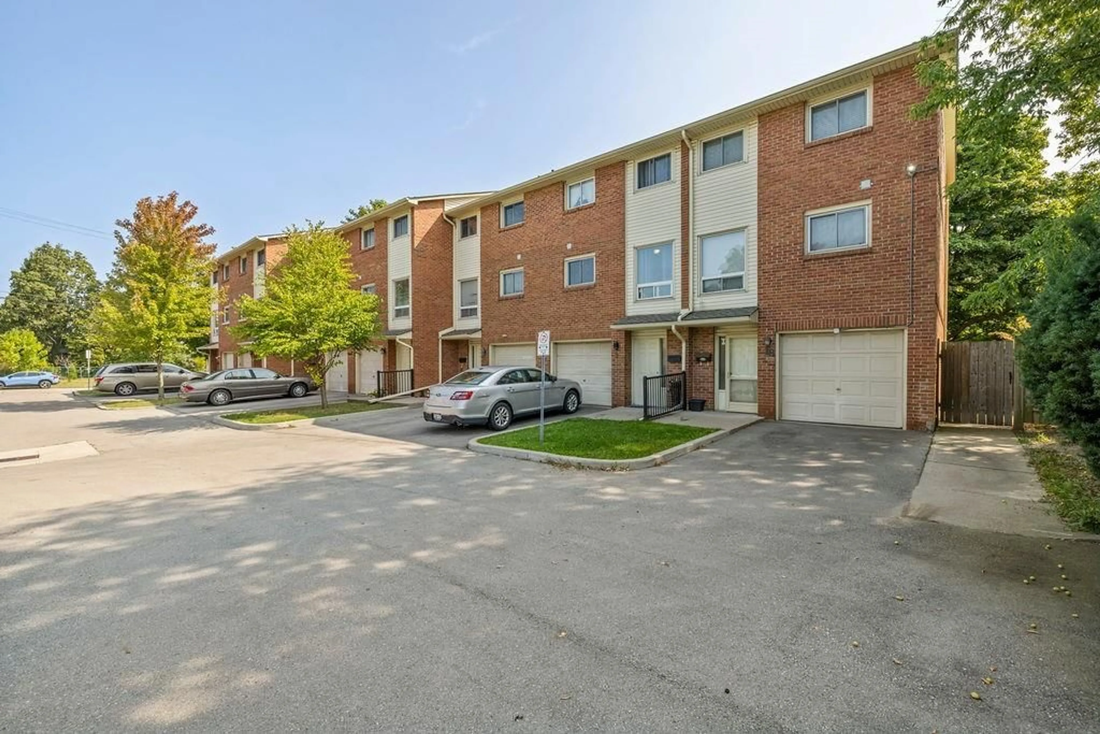 A pic from exterior of the house or condo, the street view for 6 LOCONDER Dr #17, Hamilton Ontario L8W 1V8