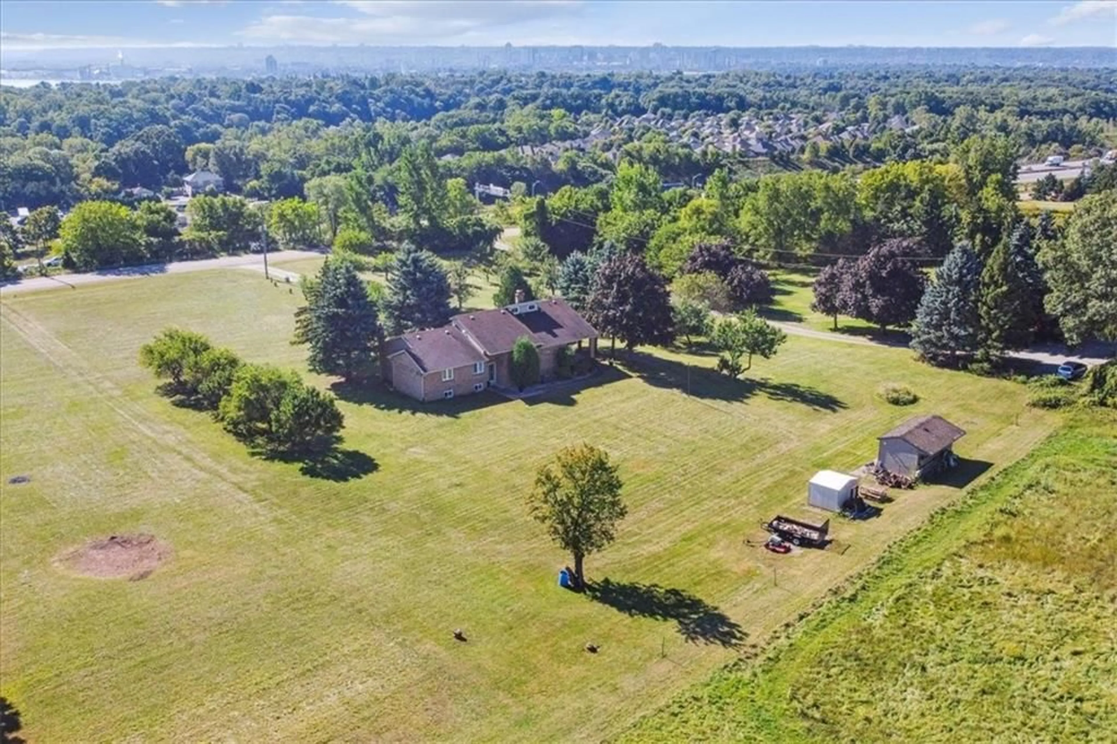 Fenced yard for 335 YORK Rd, Burlington Ontario L7N 3N8