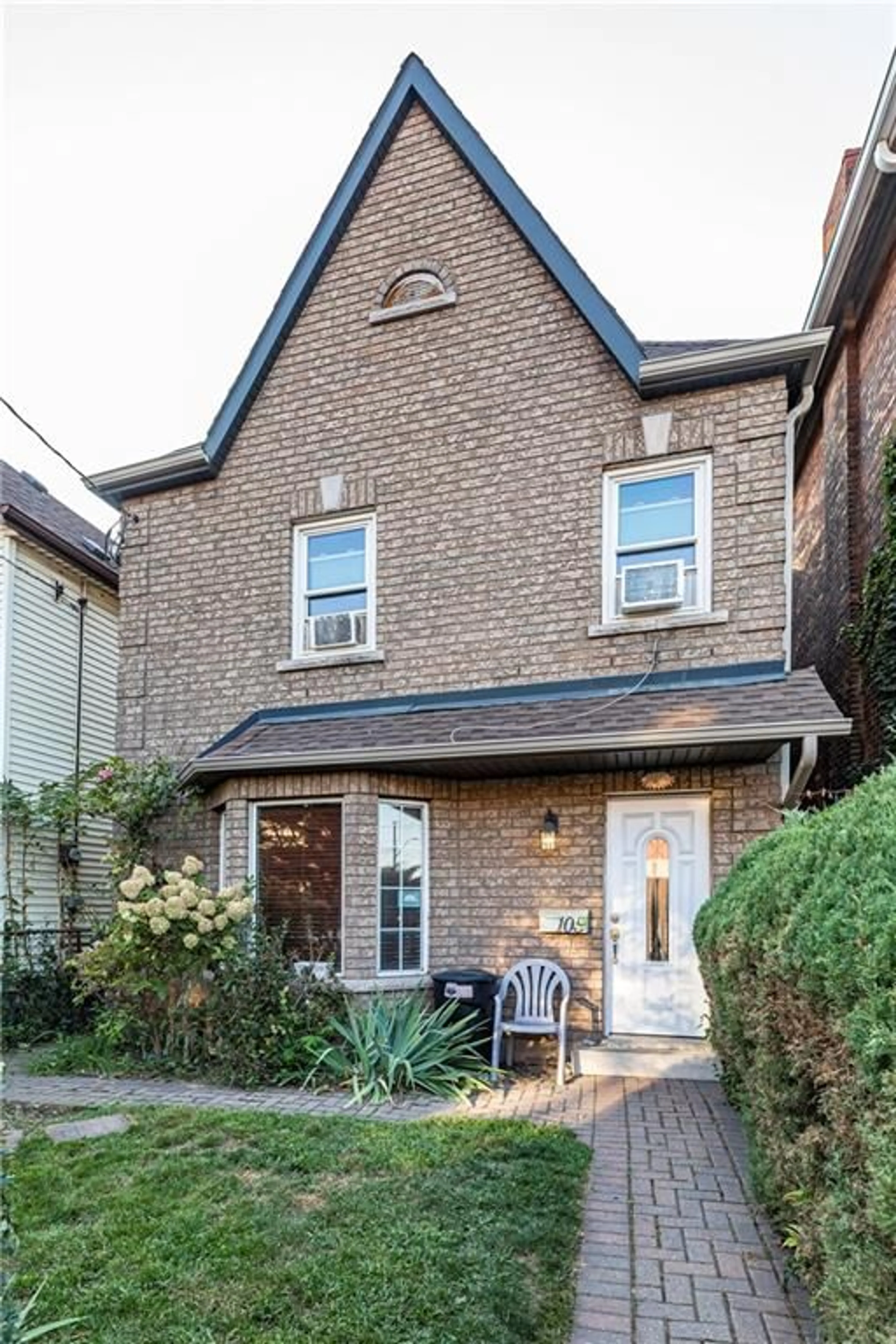 Home with brick exterior material for 105 SMITH Ave, Hamilton Ontario L8L 5P2